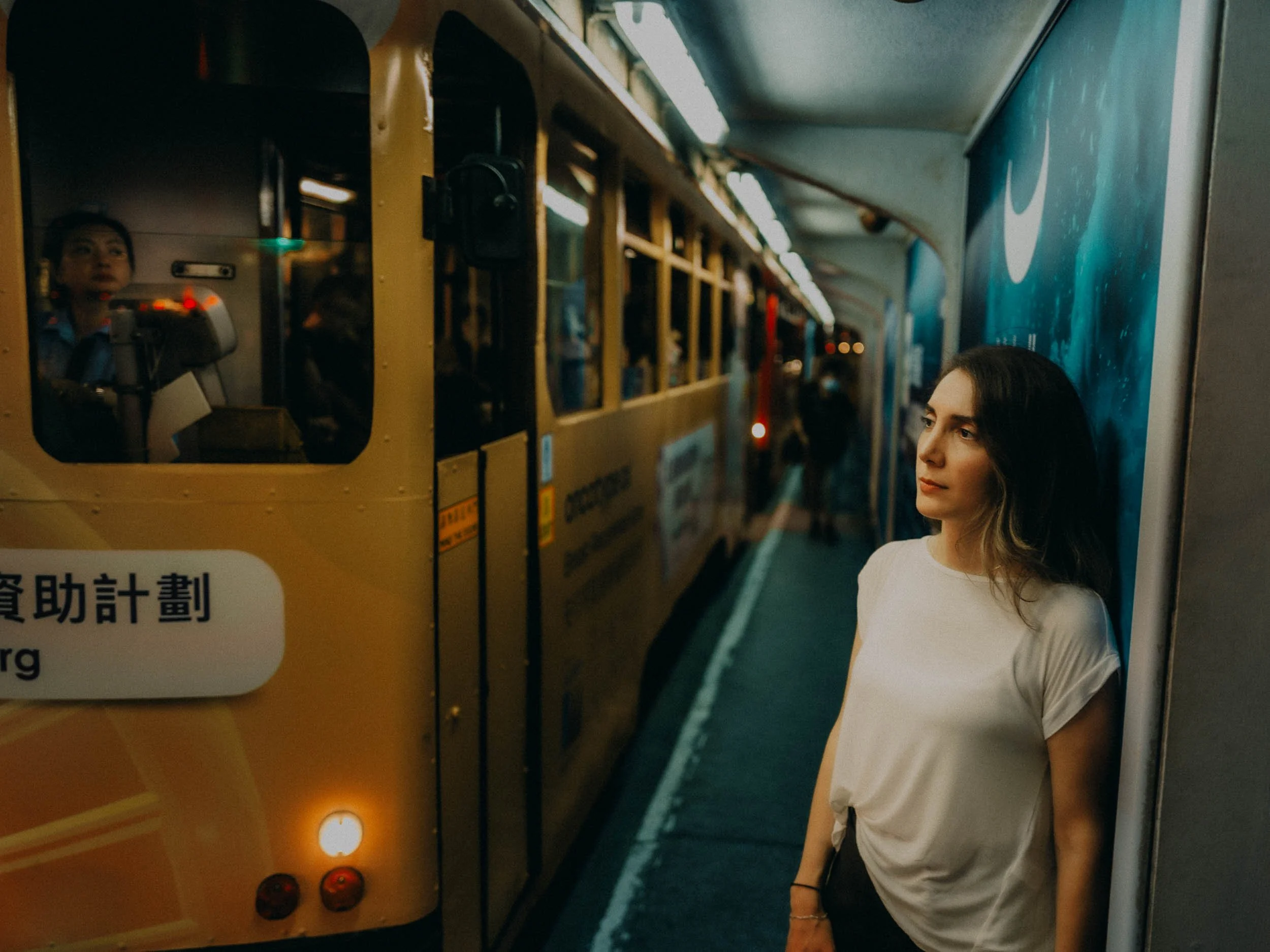 18-hongkong-portrait-central-tramstop-yellowtram-driver-leicaq3.jpg