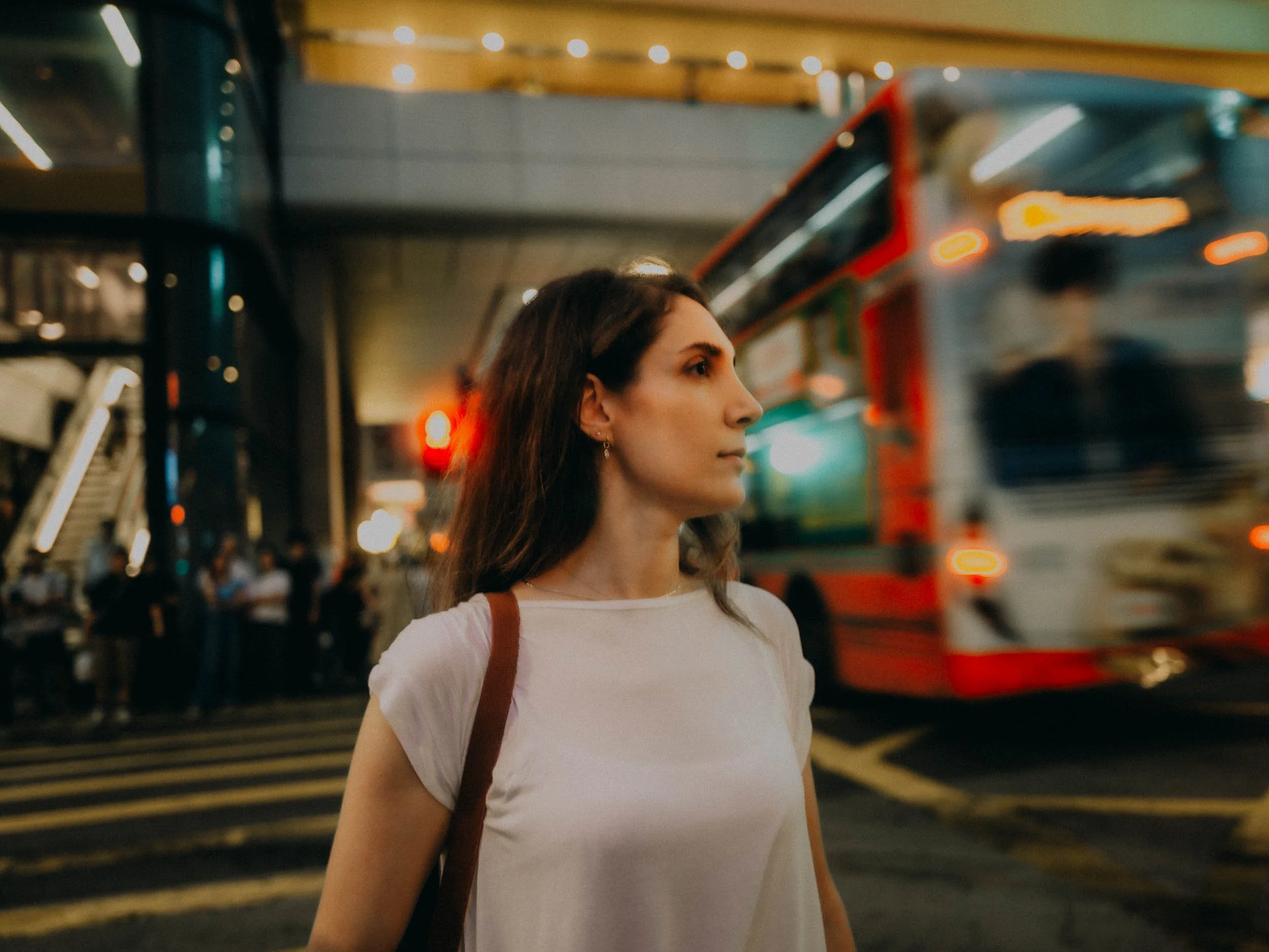 19-hongkong-portrait-central-crosswalk-profile-busblur-leicaq3.jpg