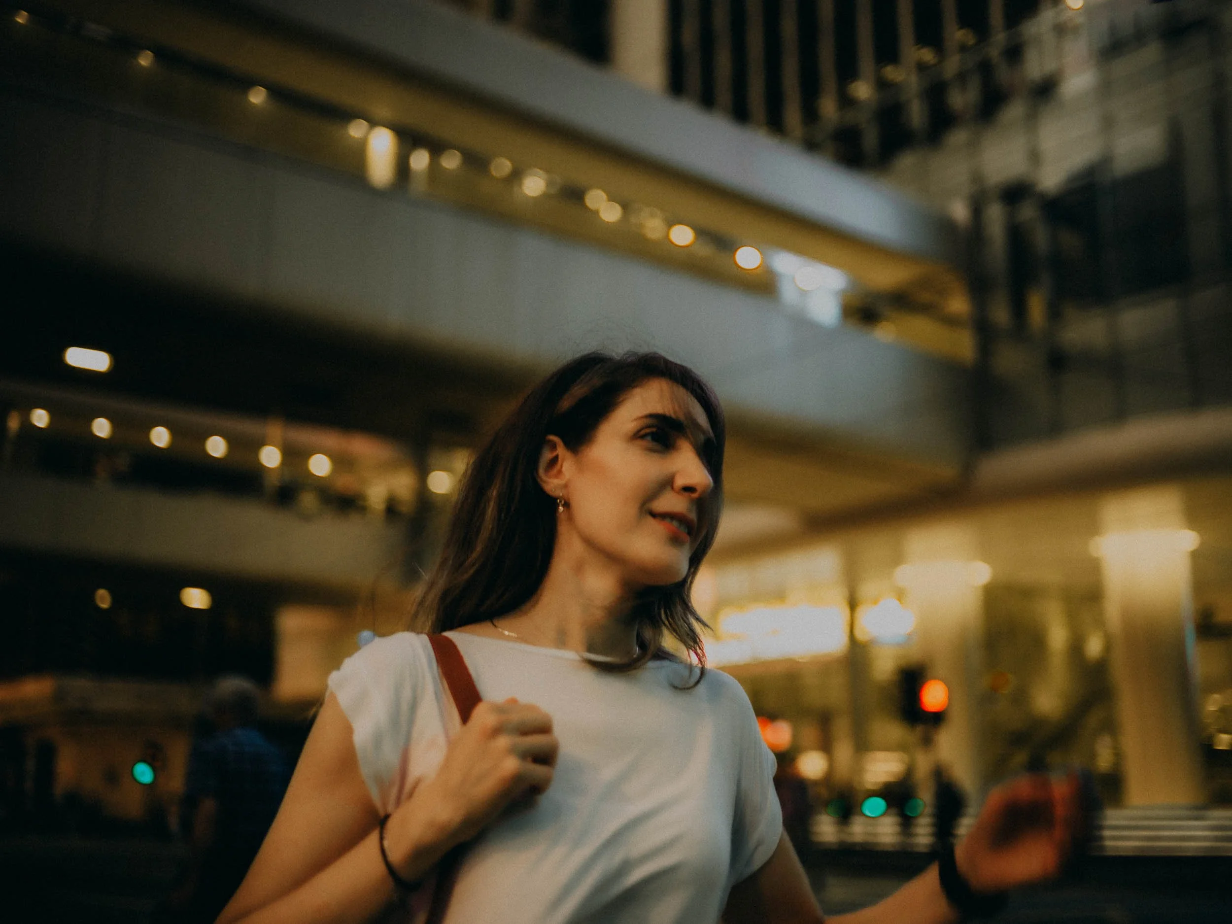 20-hongkong-portrait-central-street-smile-shoulderbag-leicam11.jpg