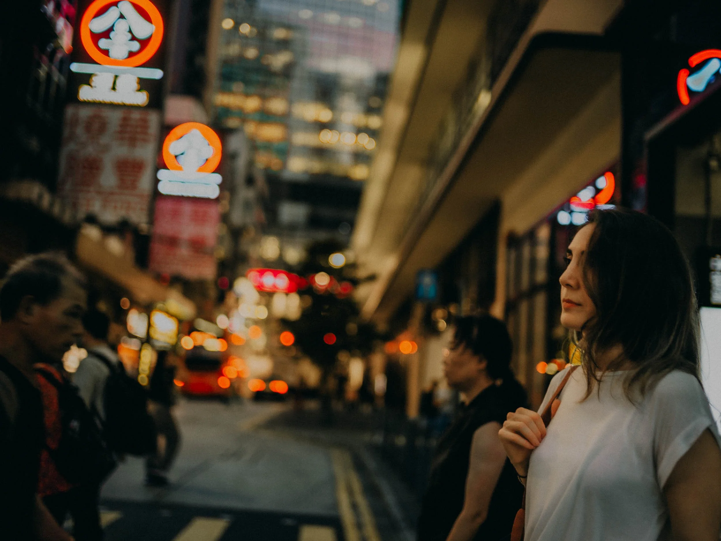 21-hongkong-portrait-central-street-neonsigns-pedestrians-leicam11.jpg