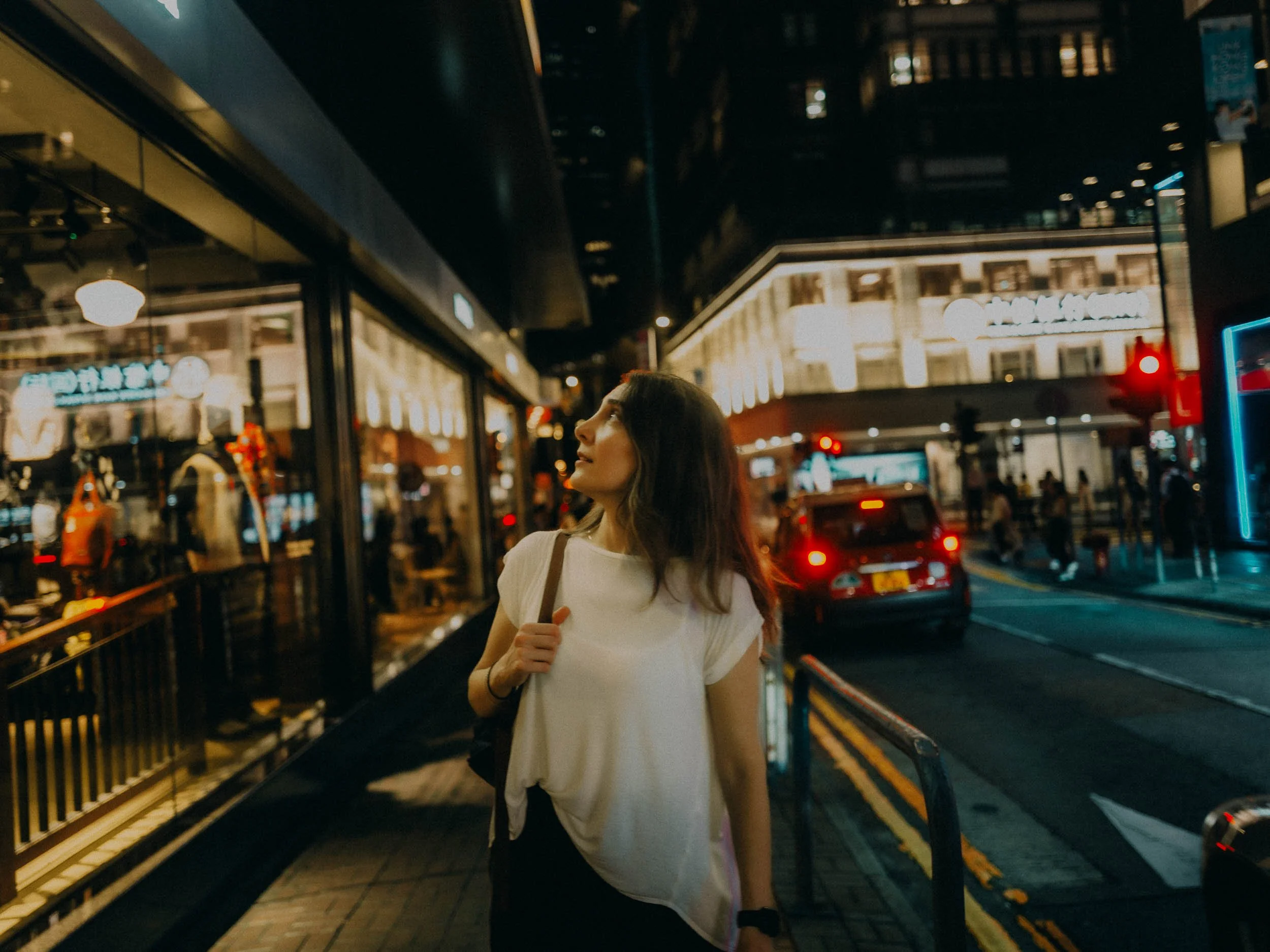 22-hongkong-portrait-central-night-shopwindow-upwardgaze-leicaq3.jpg