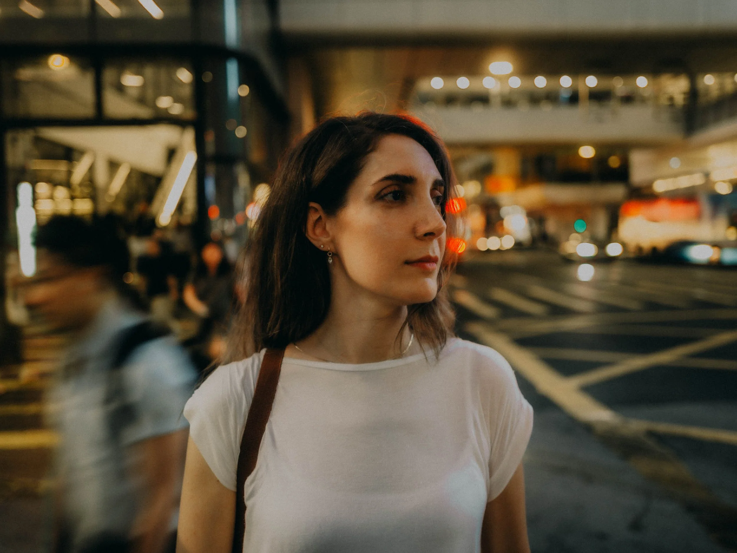 23-hongkong-portrait-central-crosswalk-closeup-pedestrianblur-leicaq3.jpg