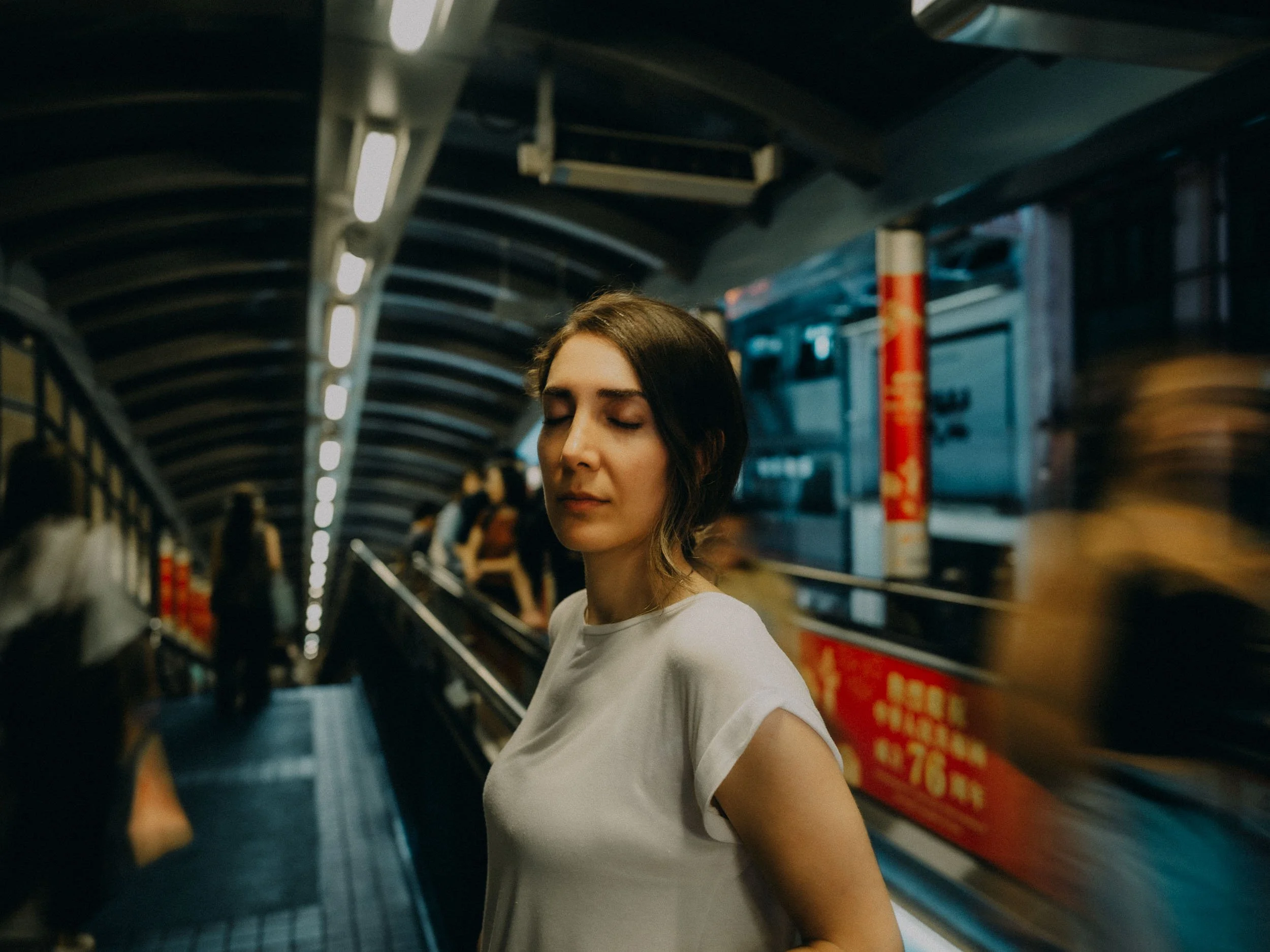 24-hongkong-portrait-midlevels-escalator-eyesclosed-crowdblur-leicaq3.jpg