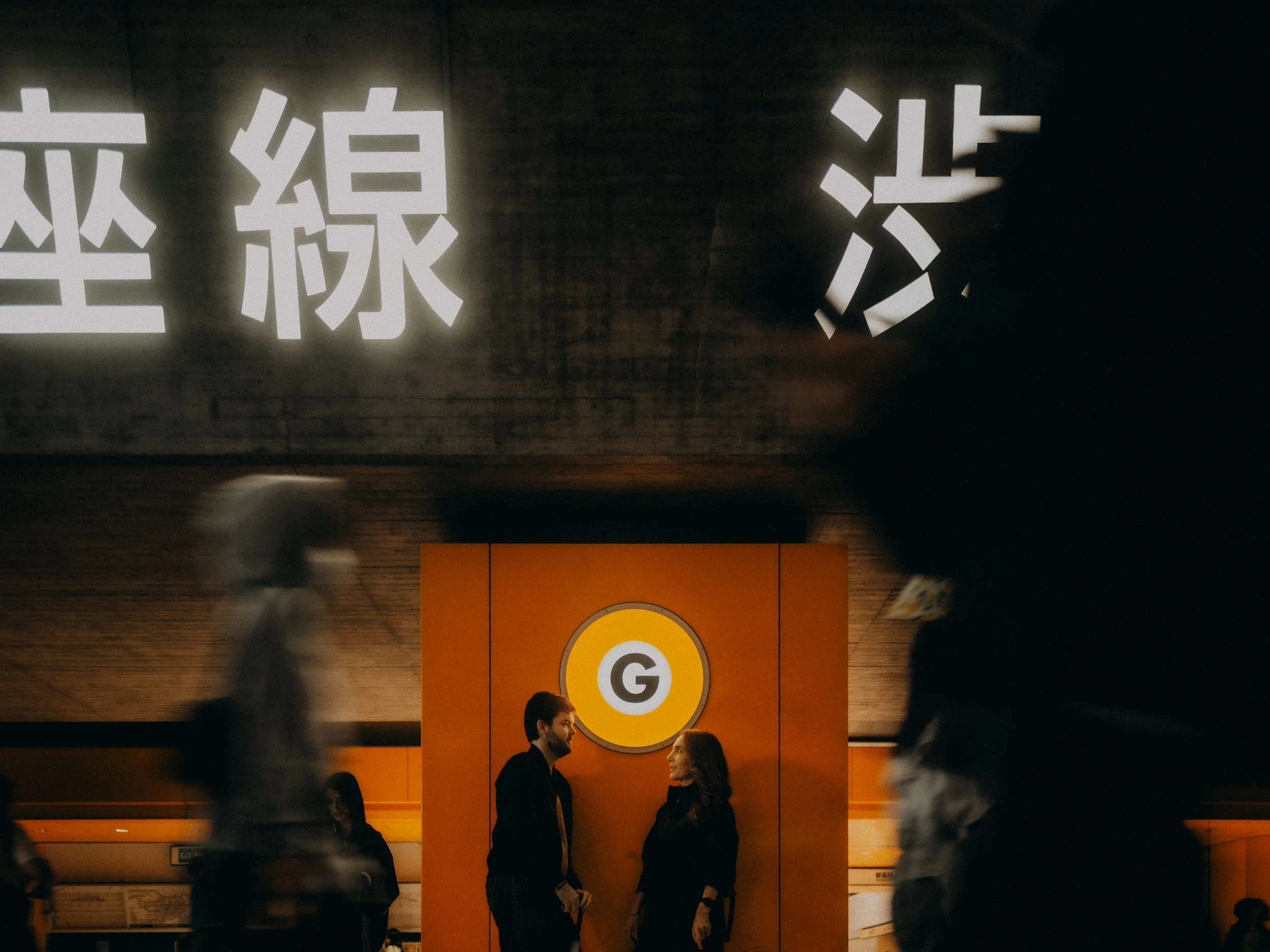 1-redsheep-destination-couple-photography-asia-night-neon-leica.jpg
