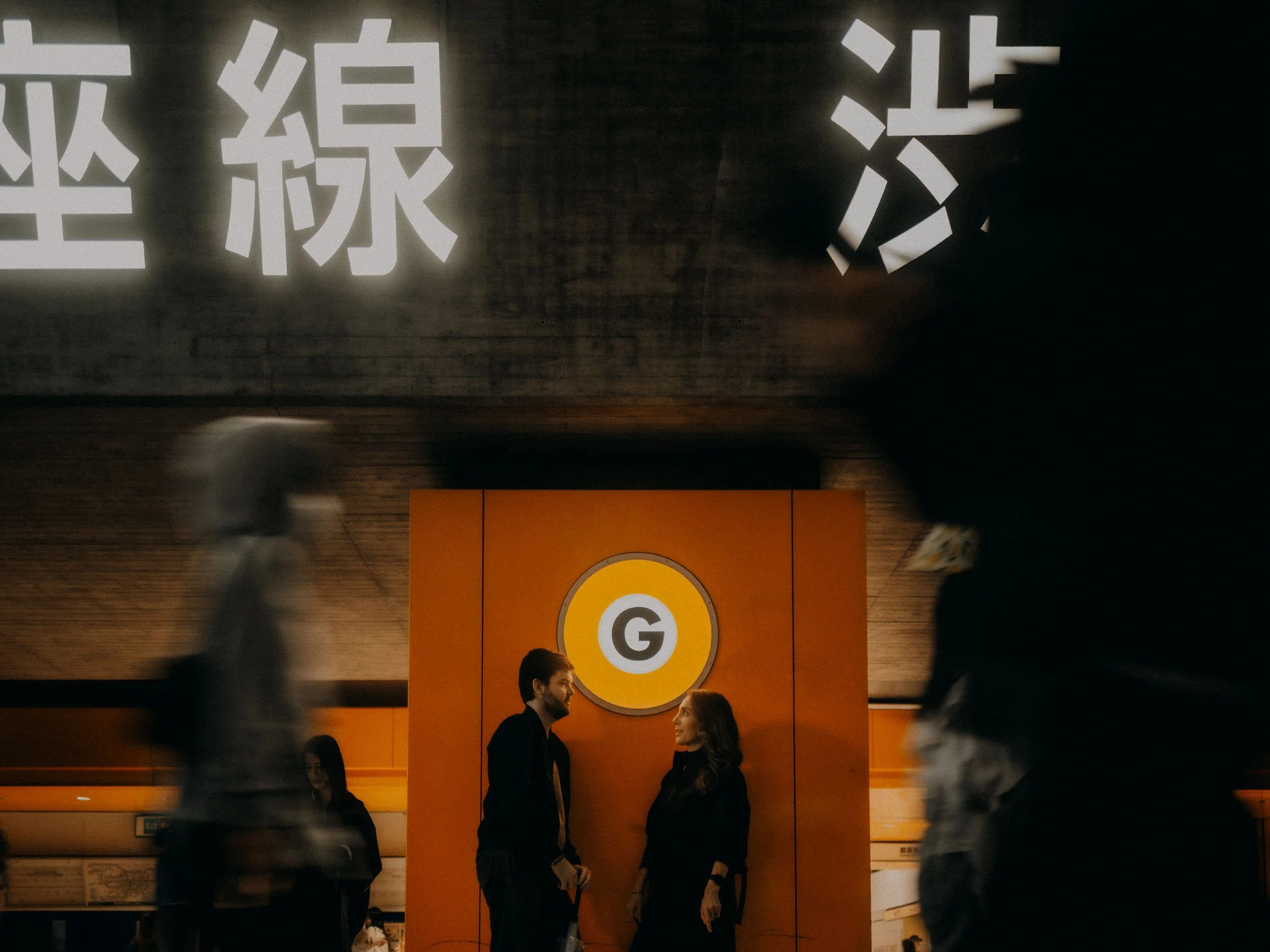 3-redsheep-destination-couple-photography-asia-night-neon-leica.jpg
