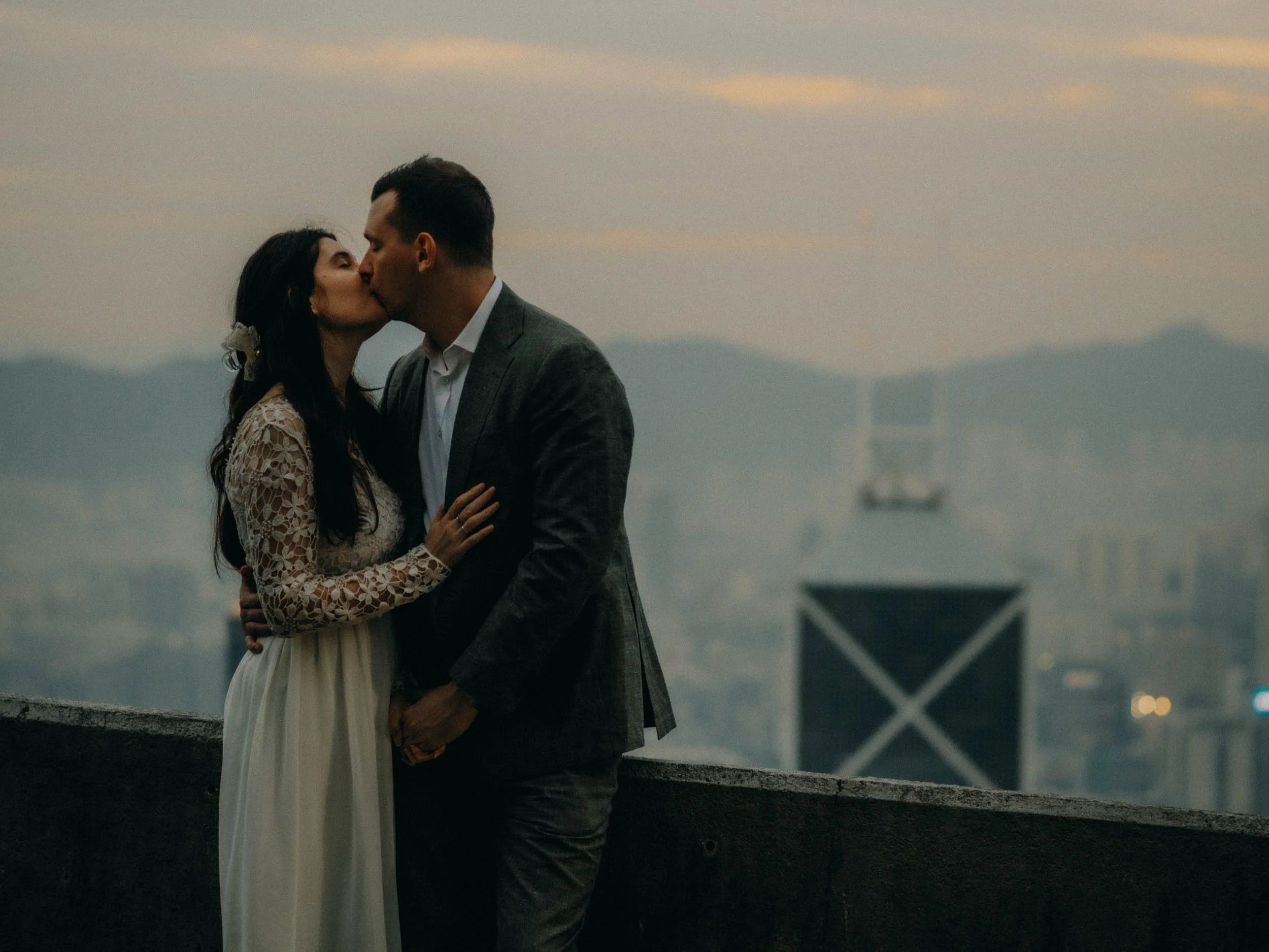 2-redsheep-elopement-photography-hongkong-victoria-peak-intimacy.jpg
