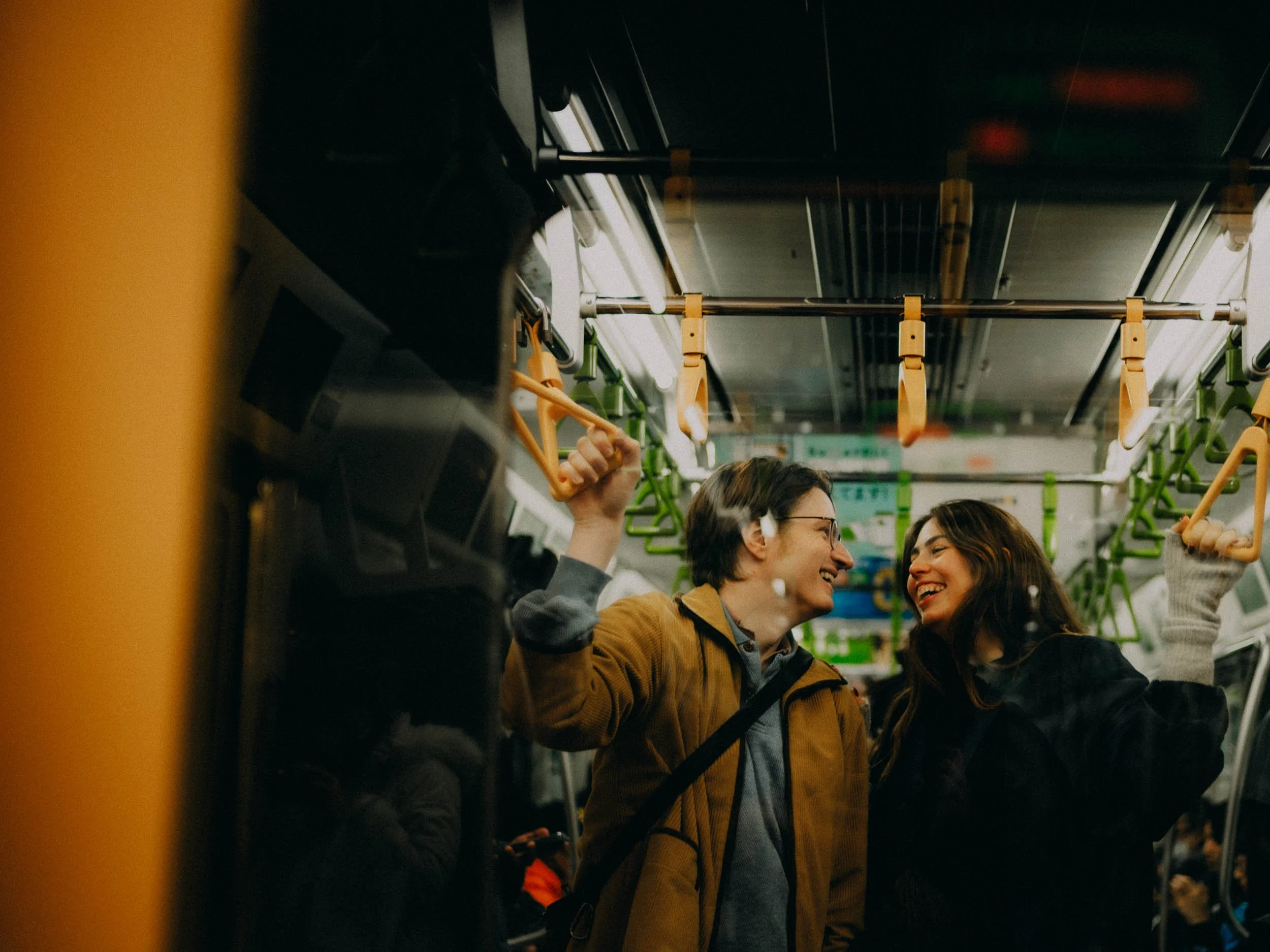 3-redsheep-candid-couple-photography-tokyo-city-transit-leica.jpg