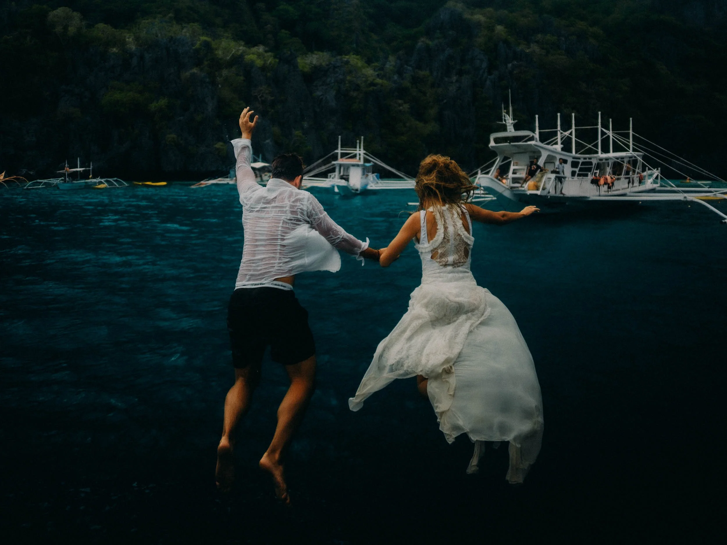 8-redsheep-adventure-couple-photography-elnido-island-jump-sony.jpg
