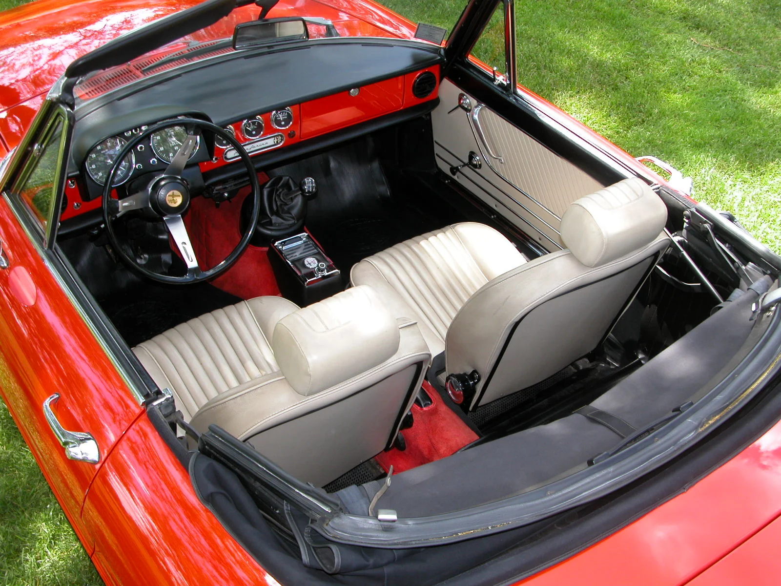 18. 1969 DUETTO  Various photos and details (3).JPG