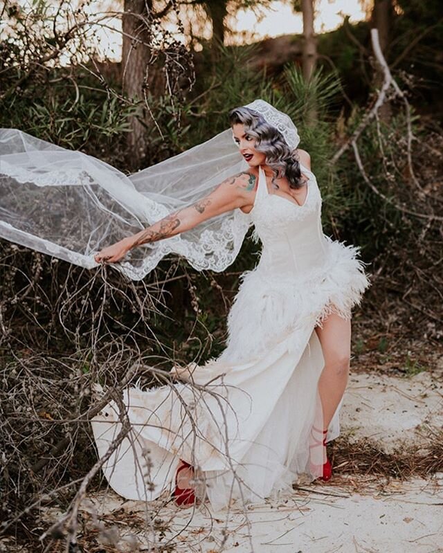 Nothing like a bit of spunk to get you through the day 🔥🔥🔥⁣
⁣
The incomparable Lizzy looking like a million bucks in her sexy rockabilly-inspired wedding dress 💥⁣
⁣⁣
We singly hand-tasseled ombre Ostrich feathers to make her magnificent skirt.⁣
⁣