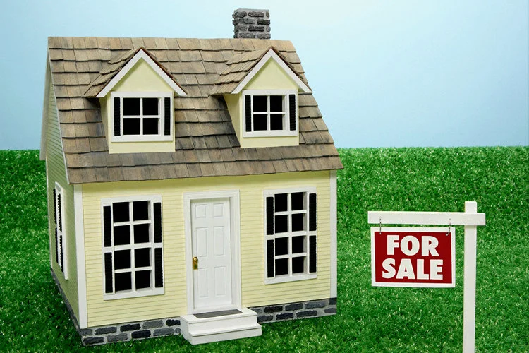 NEED TO SELL YOUR FAMILY HOME? DITCH THE FAMILY PHOTOS AROUND THE HOUSE