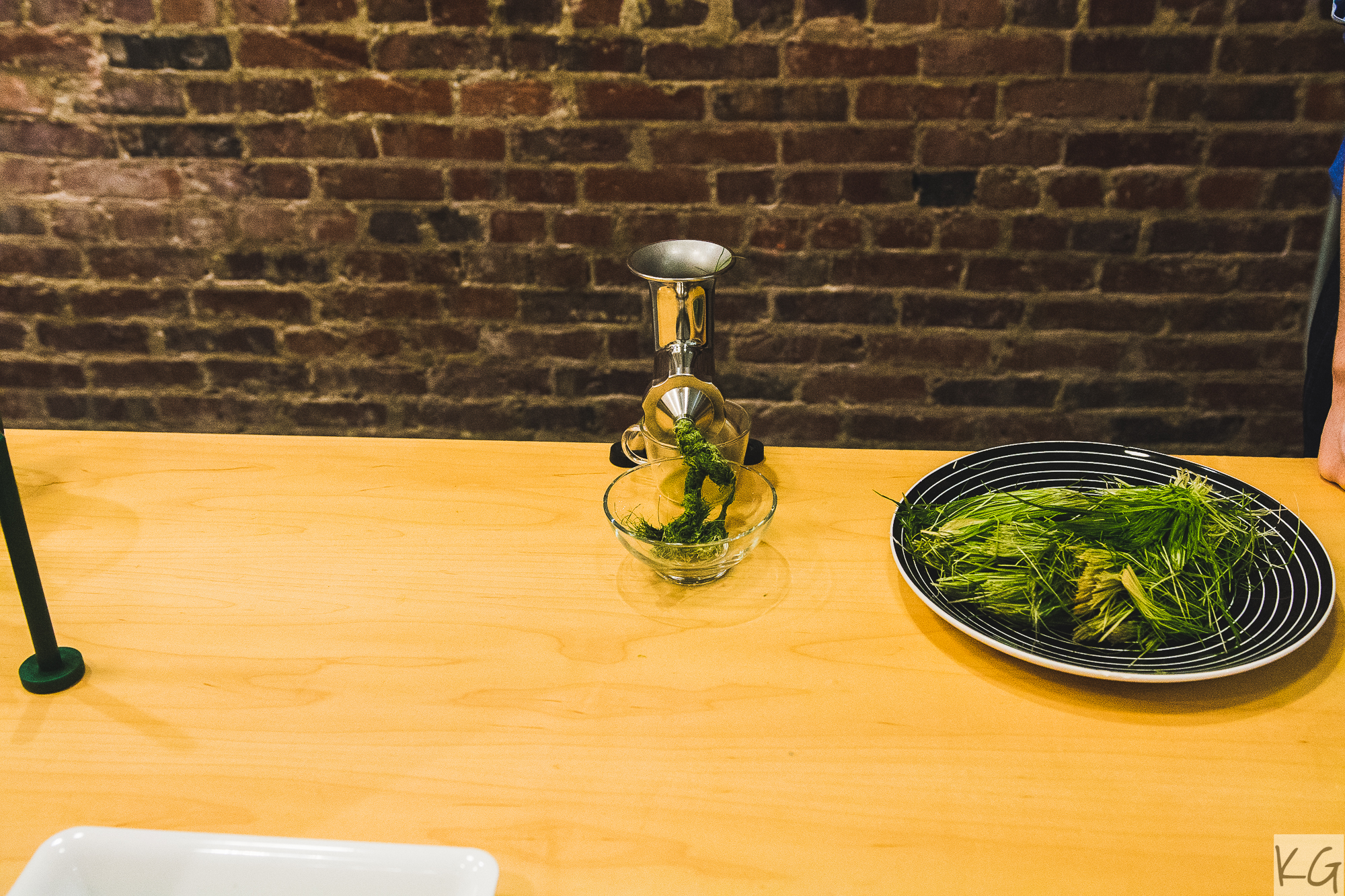 Preparing wheatgrass shots