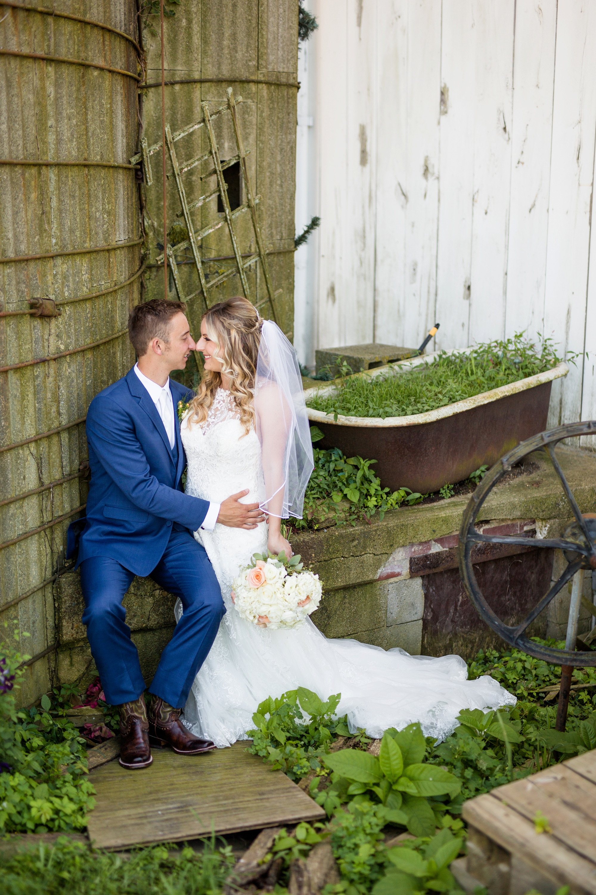 renshaw family farms wedding photos, renshaw family farms freeport pa, pittsburgh wedding photographer, pittsburgh wedding venues, bride and groom posing ideas, wedding photo ideas