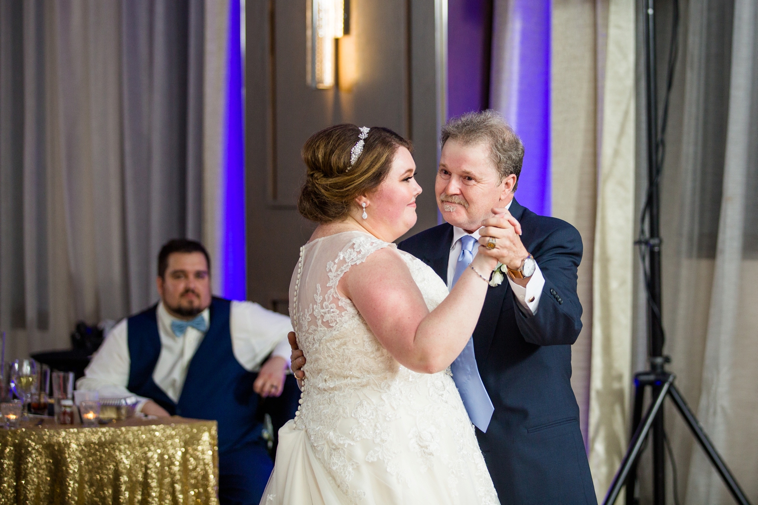 embassy suites downtown pittsburgh wedding photos, downtown pittsburgh wedding pictures, pittsburgh wedding photographer, pittsburgh engagement photographer, blue wedding inspiration