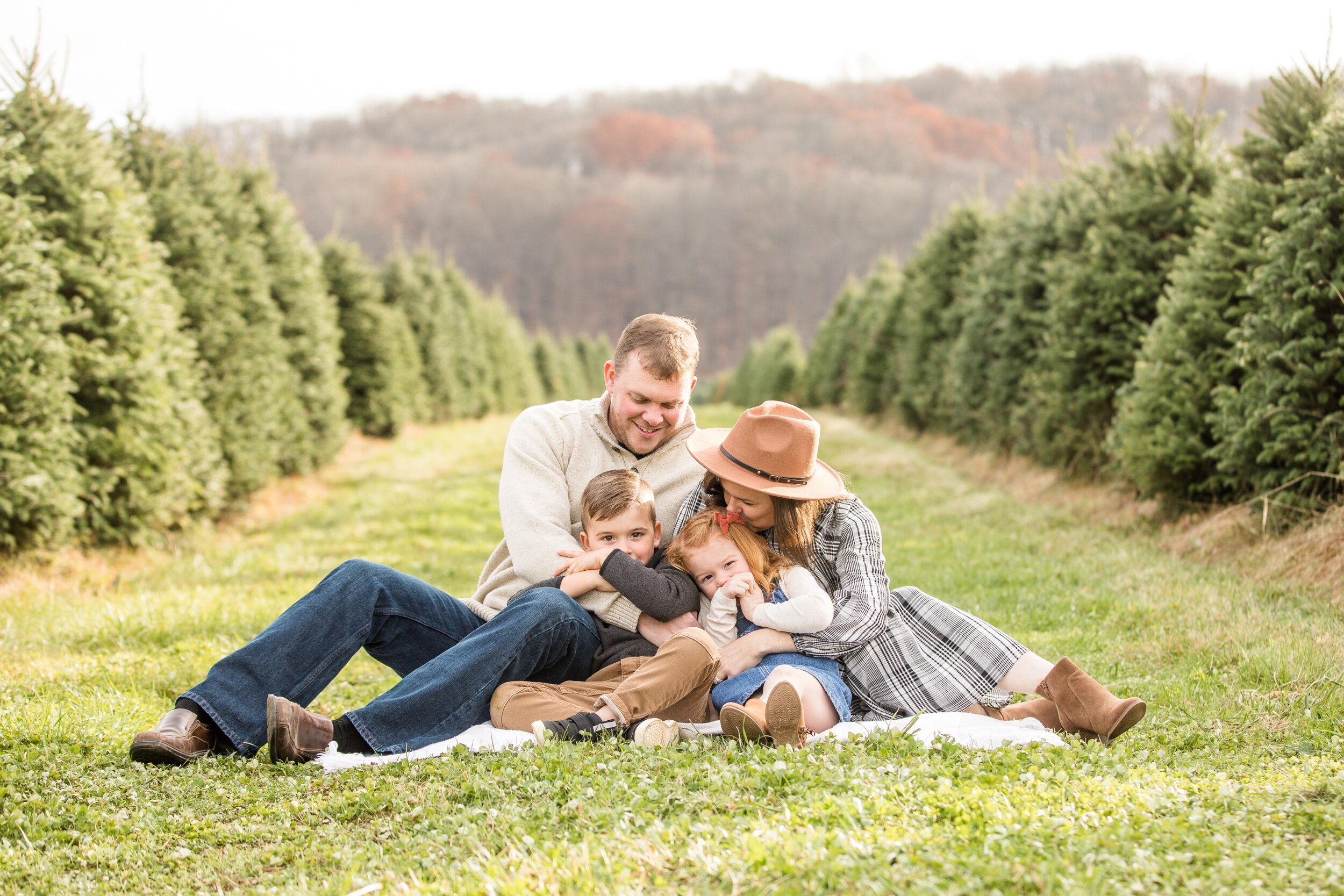 christmas mini sessions pittsburgh, christmas tree farm mini sessions pittsburgh, fall mini sessions pittsburgh, zelienople family photographer, lake forest gardens fombell pa