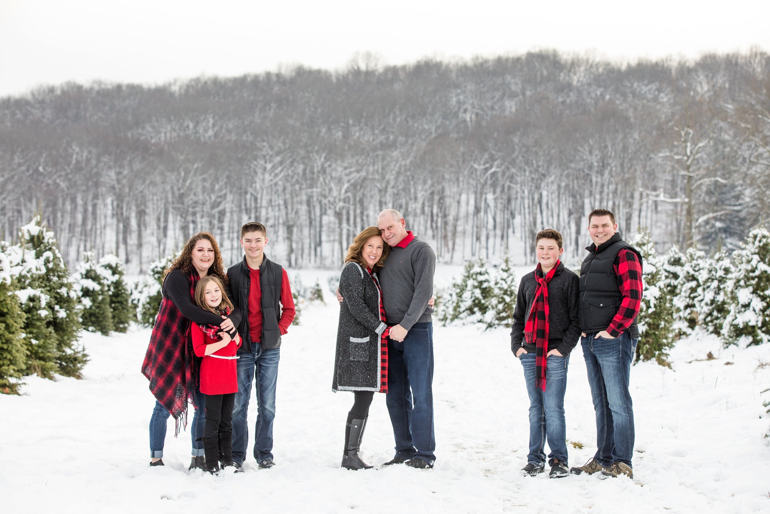 Extended Family Christmas Tree Farm Photos, extended family photo posing, extended family photo outfits, pittsburgh family photographer, zelienople family photographer