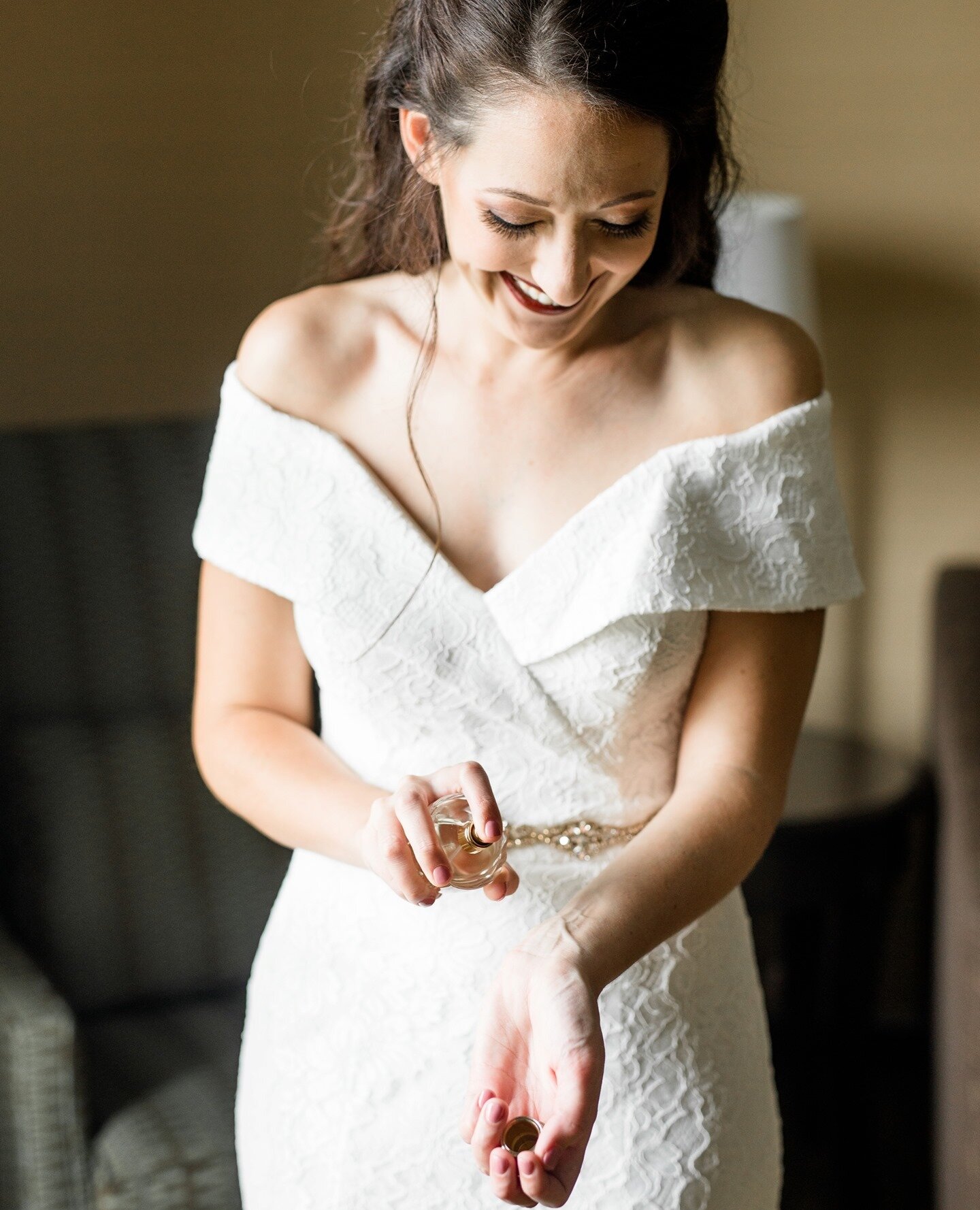 Classic beauty - a perfume shot never goes out of style ❤️ I love finding ways to mix modern with classic!⁠
⁠
Regardless, this is a MUST get shot for me if brides have some special perfume they'll be using on their wedding day!