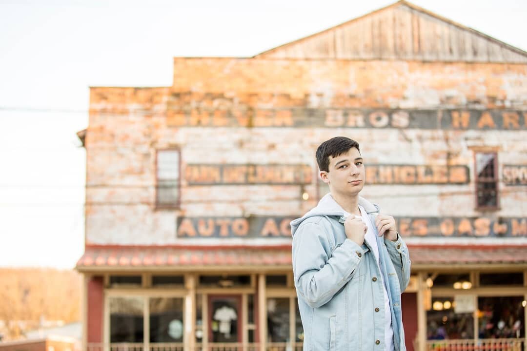 Winter senior photos that don't look like winter senior photos ✅ ⁠
⁠
Just in case you missed it, Garrett's senior photos are on the blog! Head over to the link in my profile to see the full feature!