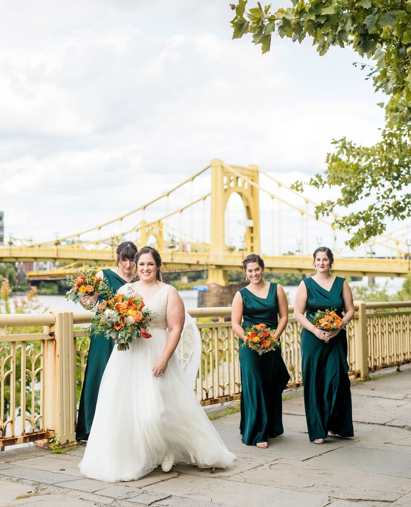 Pittsburgh sure does have some pretty spots for photos ❤️⁠
⁠
Coordinating photos in downtown Pittsburgh can take some extra thought - time to park, walking distance for the bride/bridal party, thinking through any events that might be happening downt
