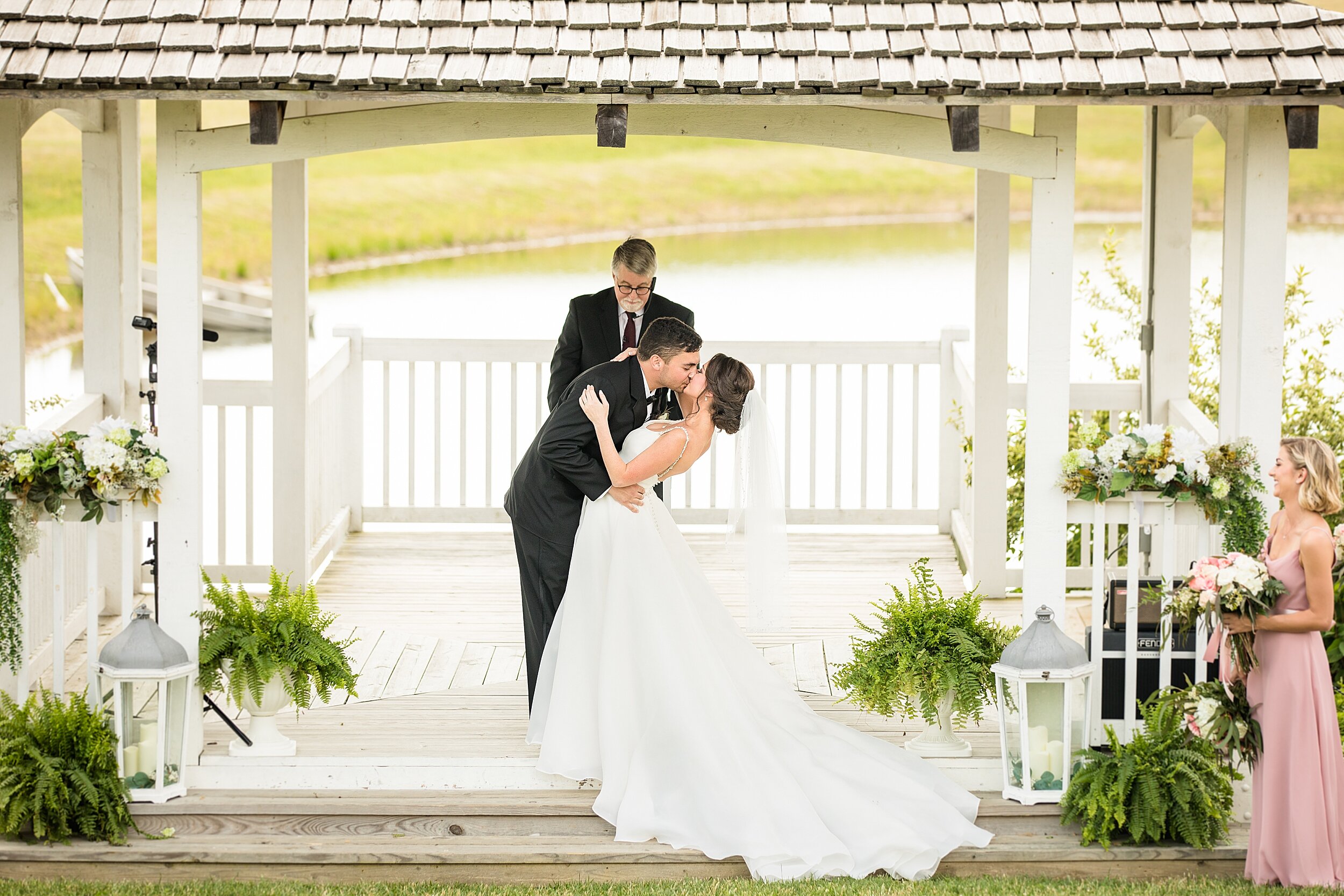 white barn wedding photos, white barn prospect pa wedding pictures, pittsburgh wedding photographer, zelienople wedding photographer, cranberry township wedding photographer