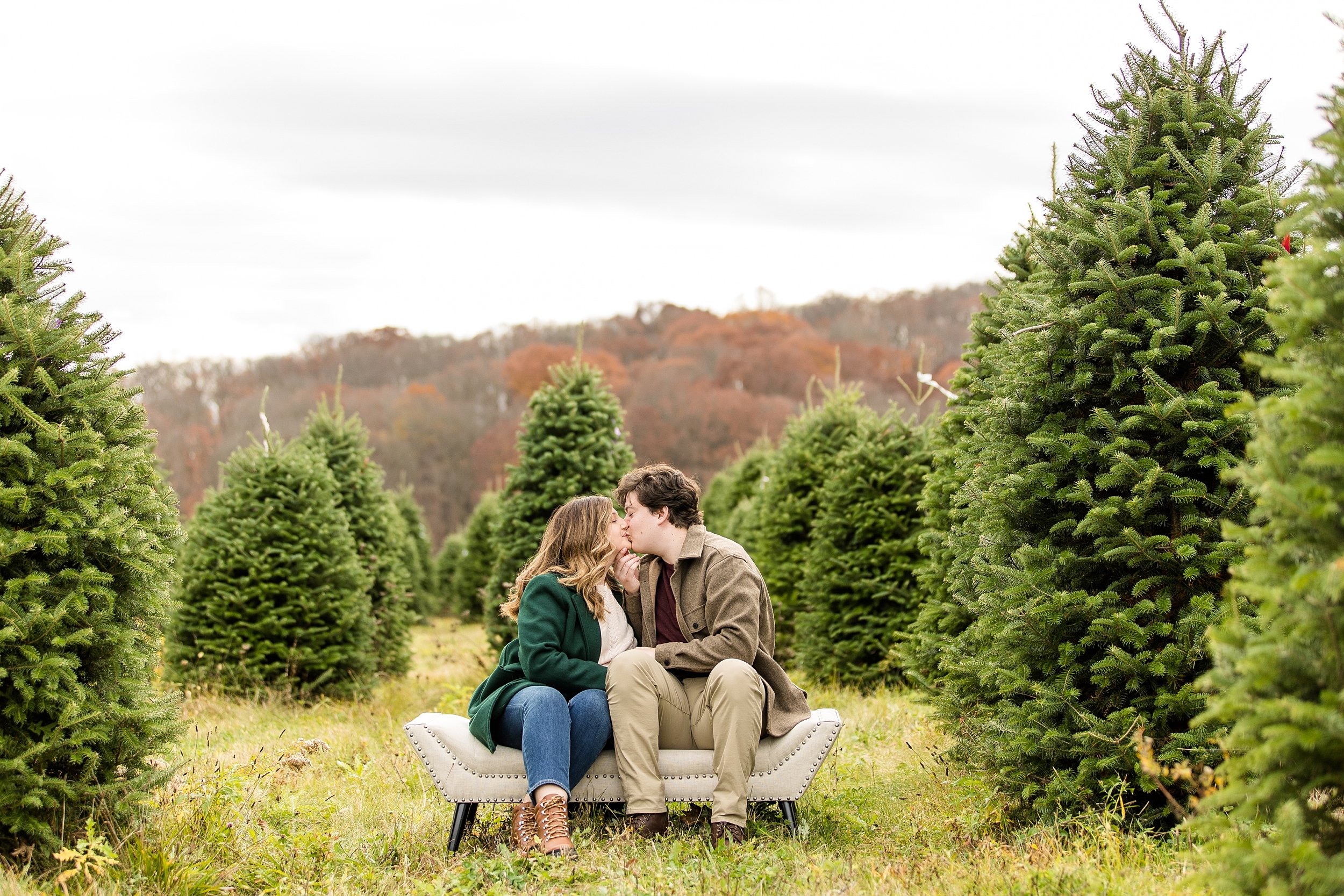 pittsburgh christmas mini sessions, christmas tree farm mini sessions pittsburgh, holiday mini sessions pittsburgh, pittsburgh family photographer