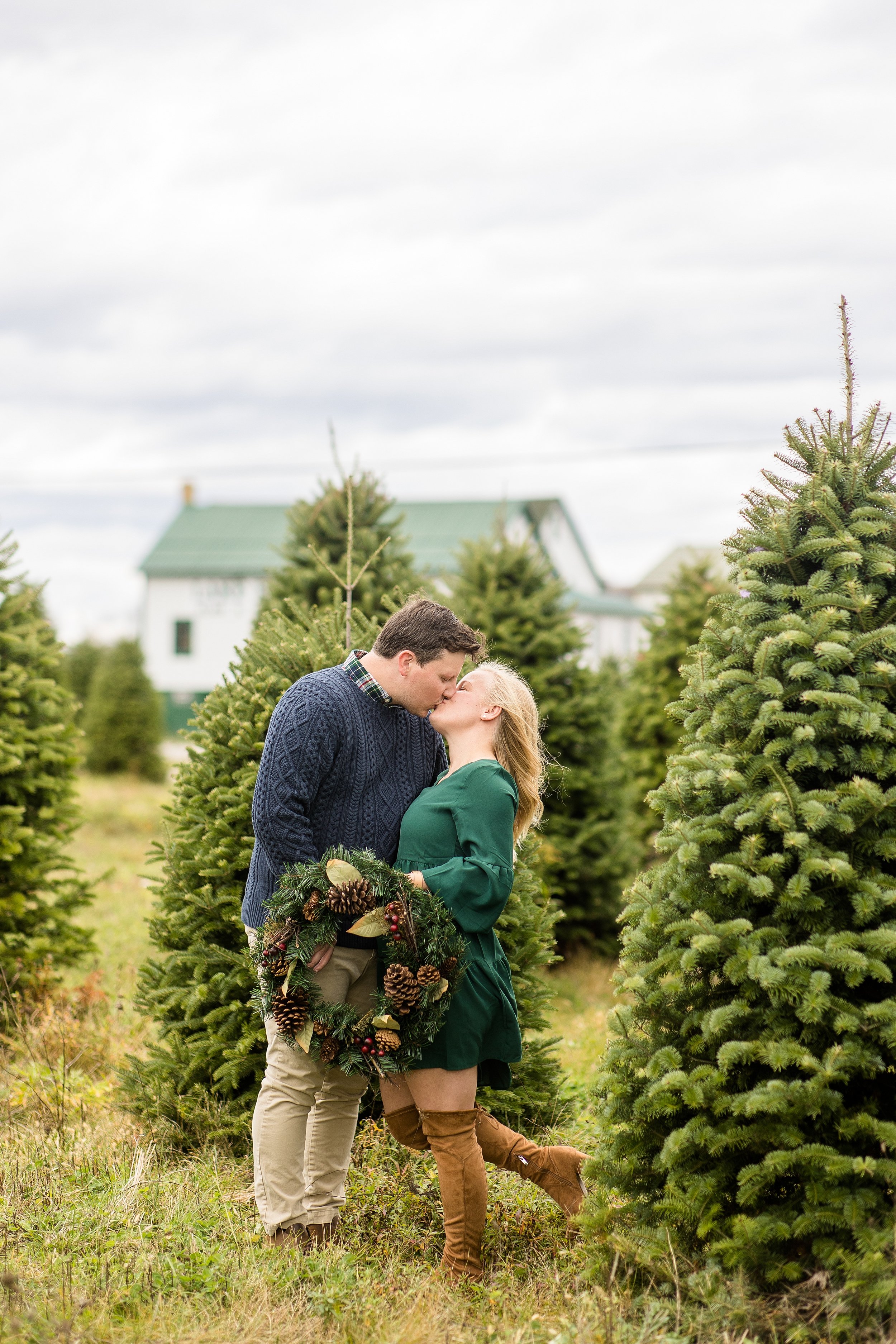 pittsburgh christmas mini sessions, christmas tree farm mini sessions pittsburgh, holiday mini sessions pittsburgh, pittsburgh family photographer