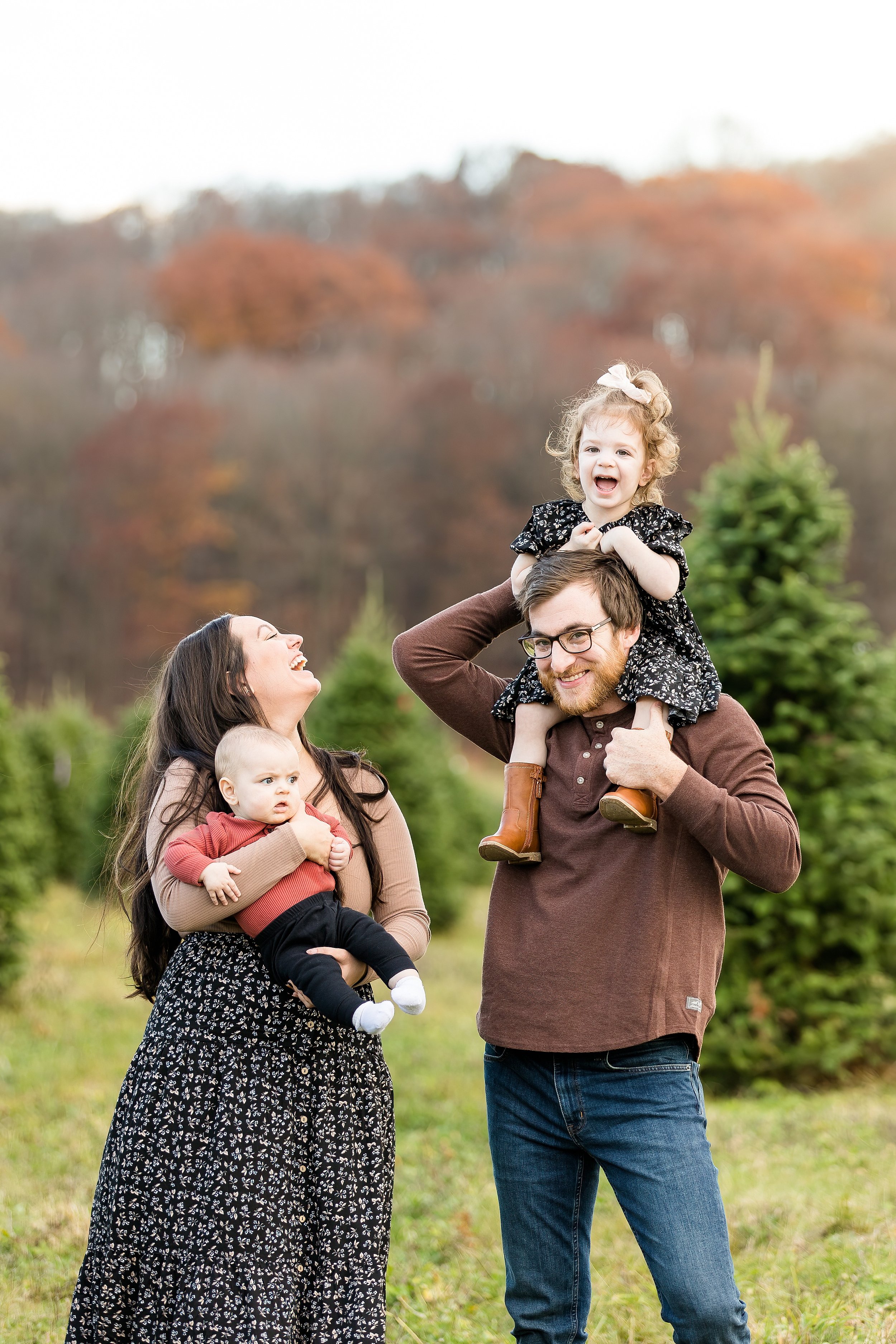 pittsburgh christmas mini sessions, christmas tree farm mini sessions pittsburgh, holiday mini sessions pittsburgh, pittsburgh family photographer