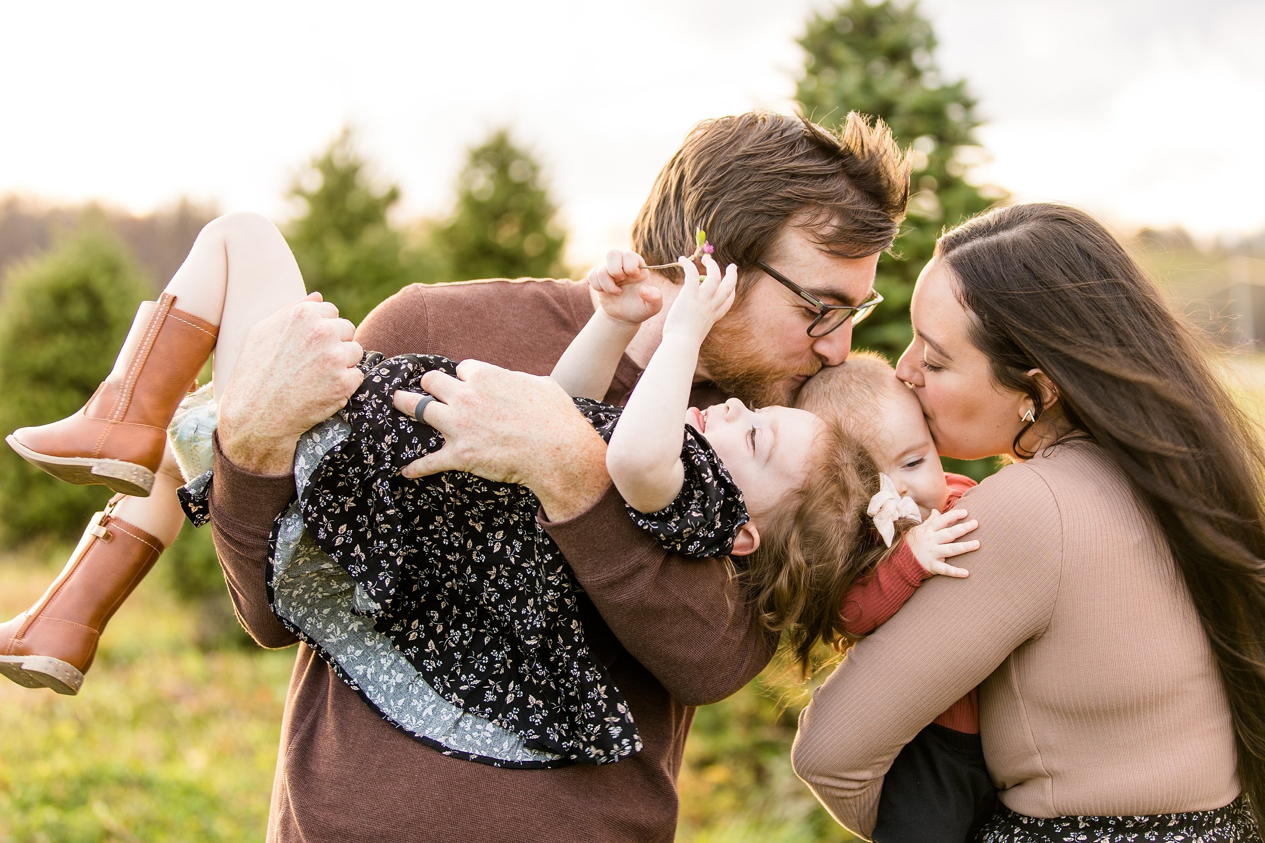 pittsburgh christmas mini sessions, christmas tree farm mini sessions pittsburgh, holiday mini sessions pittsburgh, pittsburgh family photographer