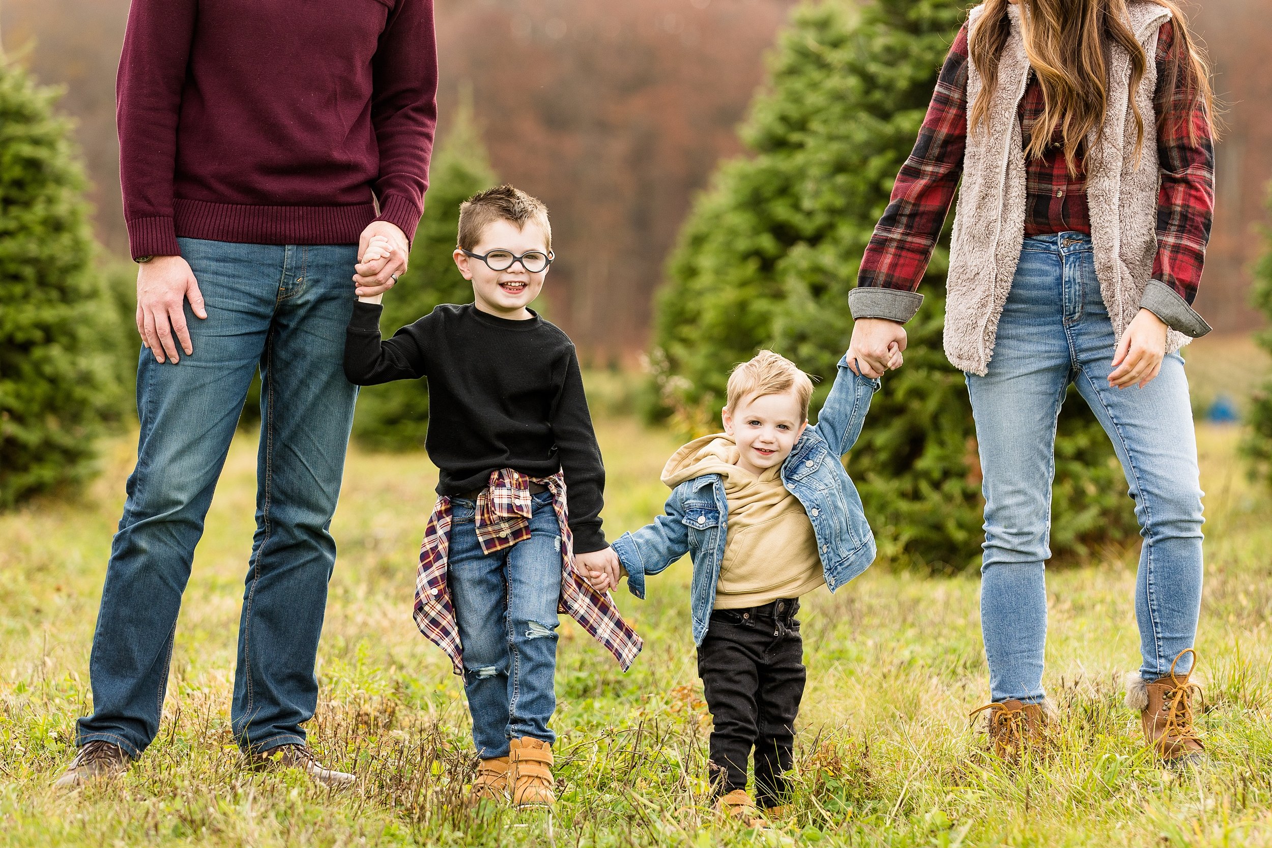 pittsburgh christmas mini sessions, christmas tree farm mini sessions pittsburgh, holiday mini sessions pittsburgh, pittsburgh family photographer