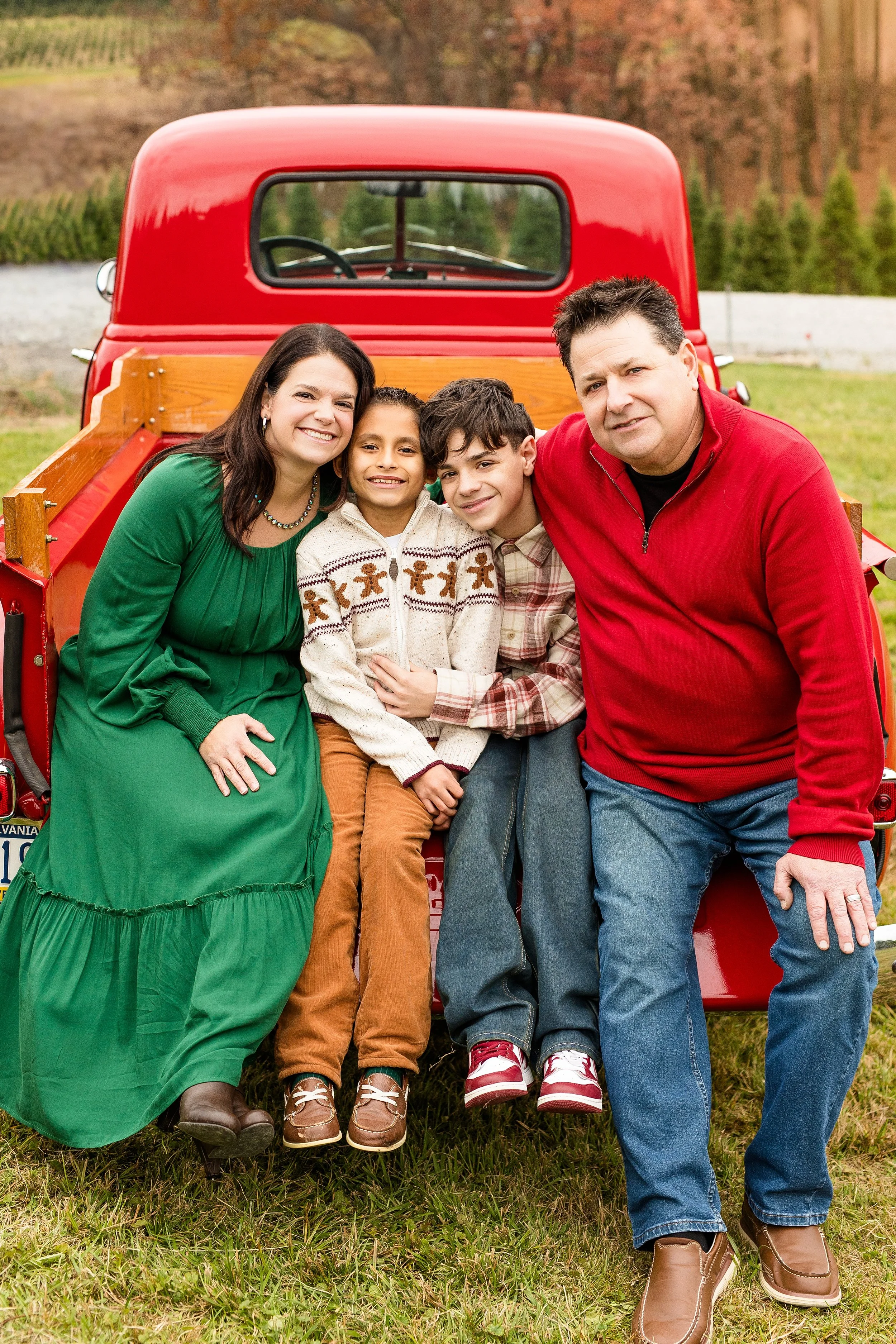 christmas tree farm mini photo sessions pittsburgh, christmas photos pittsburgh, grupps christmas tree farm photos, pittsburgh family photographer, zelienople photographer