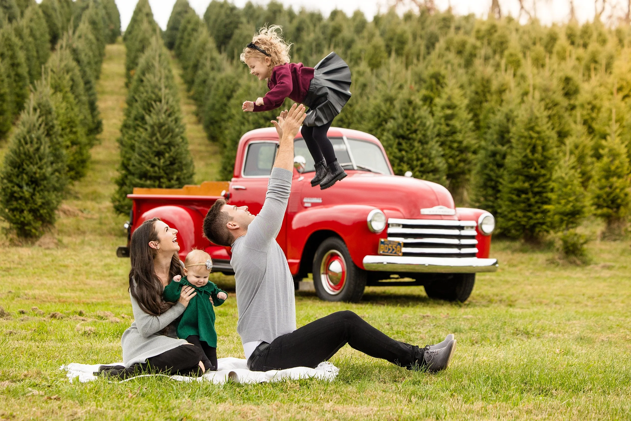 christmas tree farm mini photo sessions pittsburgh, christmas photos pittsburgh, grupps christmas tree farm photos, pittsburgh family photographer, zelienople photographer