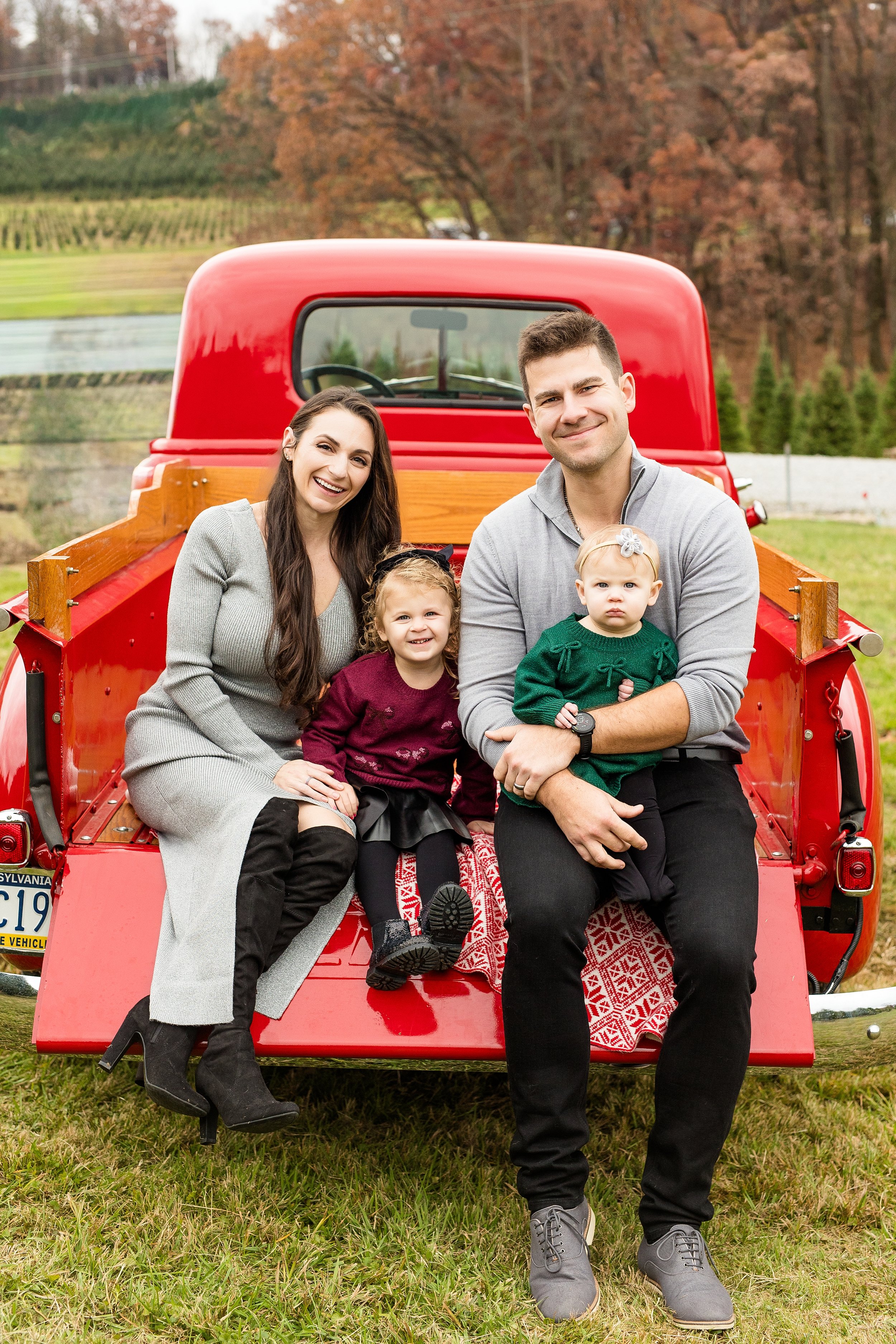 christmas tree farm mini photo sessions pittsburgh, christmas photos pittsburgh, grupps christmas tree farm photos, pittsburgh family photographer, zelienople photographer