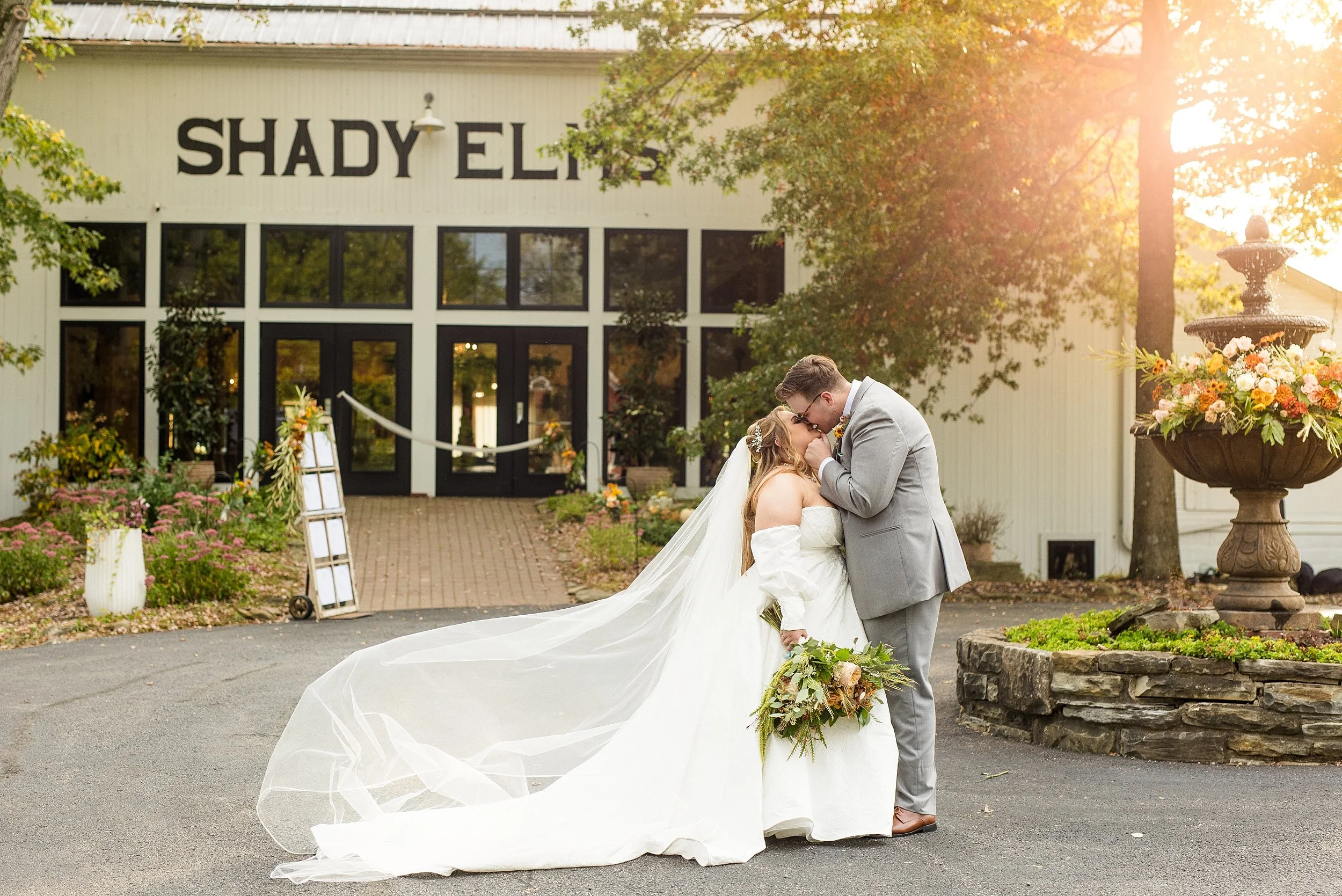 Haley &amp; Jared: Shady Elms Farm Wedding Pictures