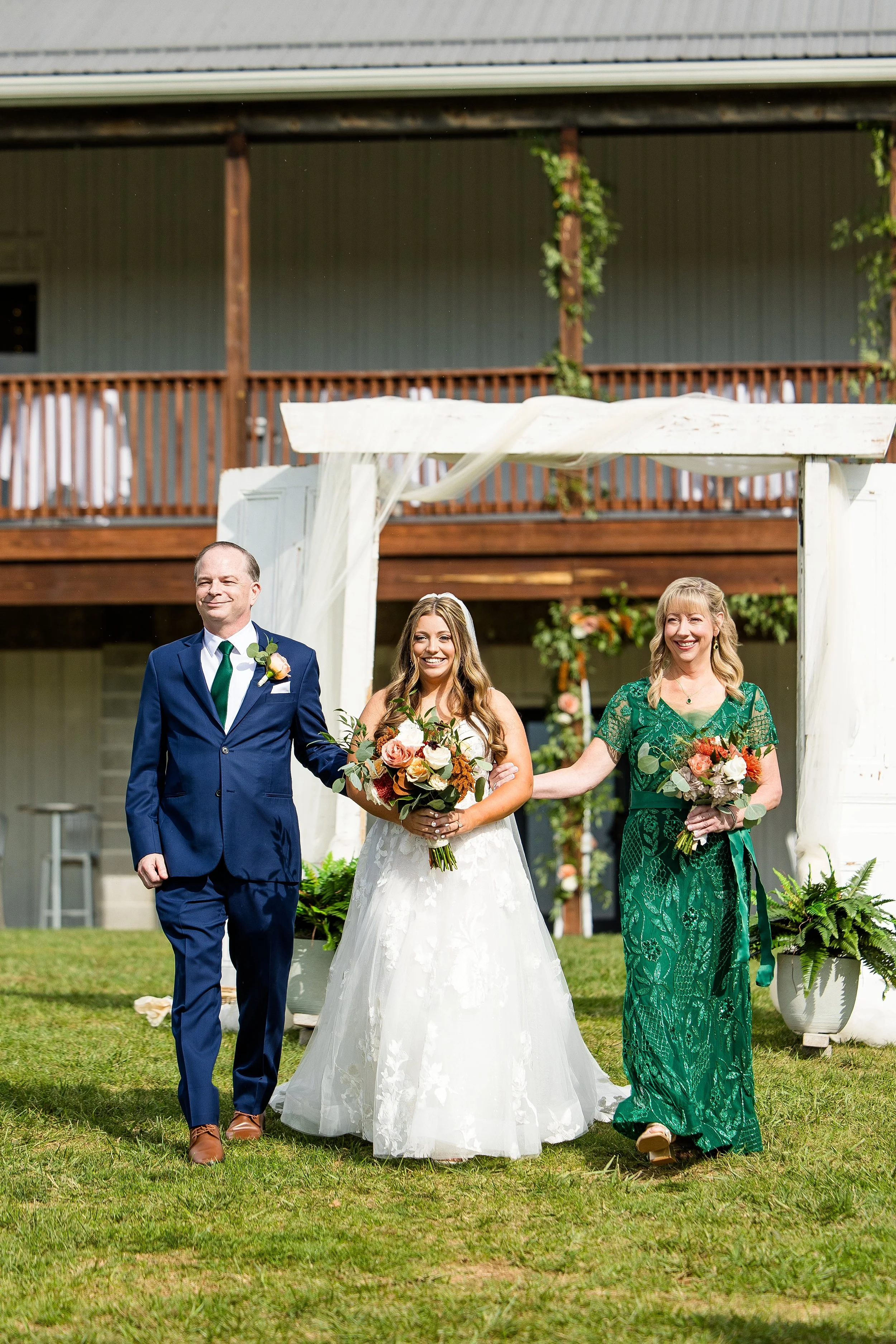 white barn prospect pa wedding pictures, pittsburgh wedding photographer, white barn wedding photos, farm wedding venues pittsburgh