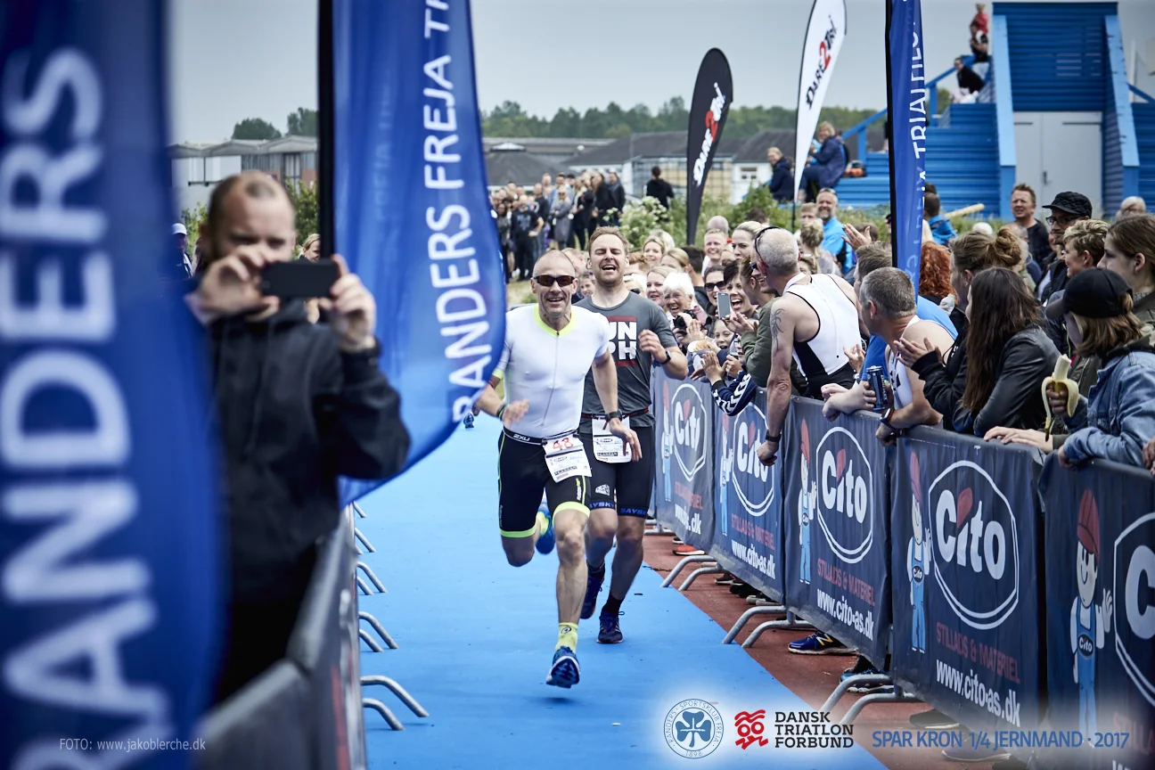 PRÆSENTATION Triathlonstævne i hjertet af Randers med svømning i Danmarks eneste flod. Distancen er 950m svømning, 45 km cykling og 10,5 km løb. Stævnet arrangeres i samarbejde med Dansk Triatlon Forbund. Læs mere her