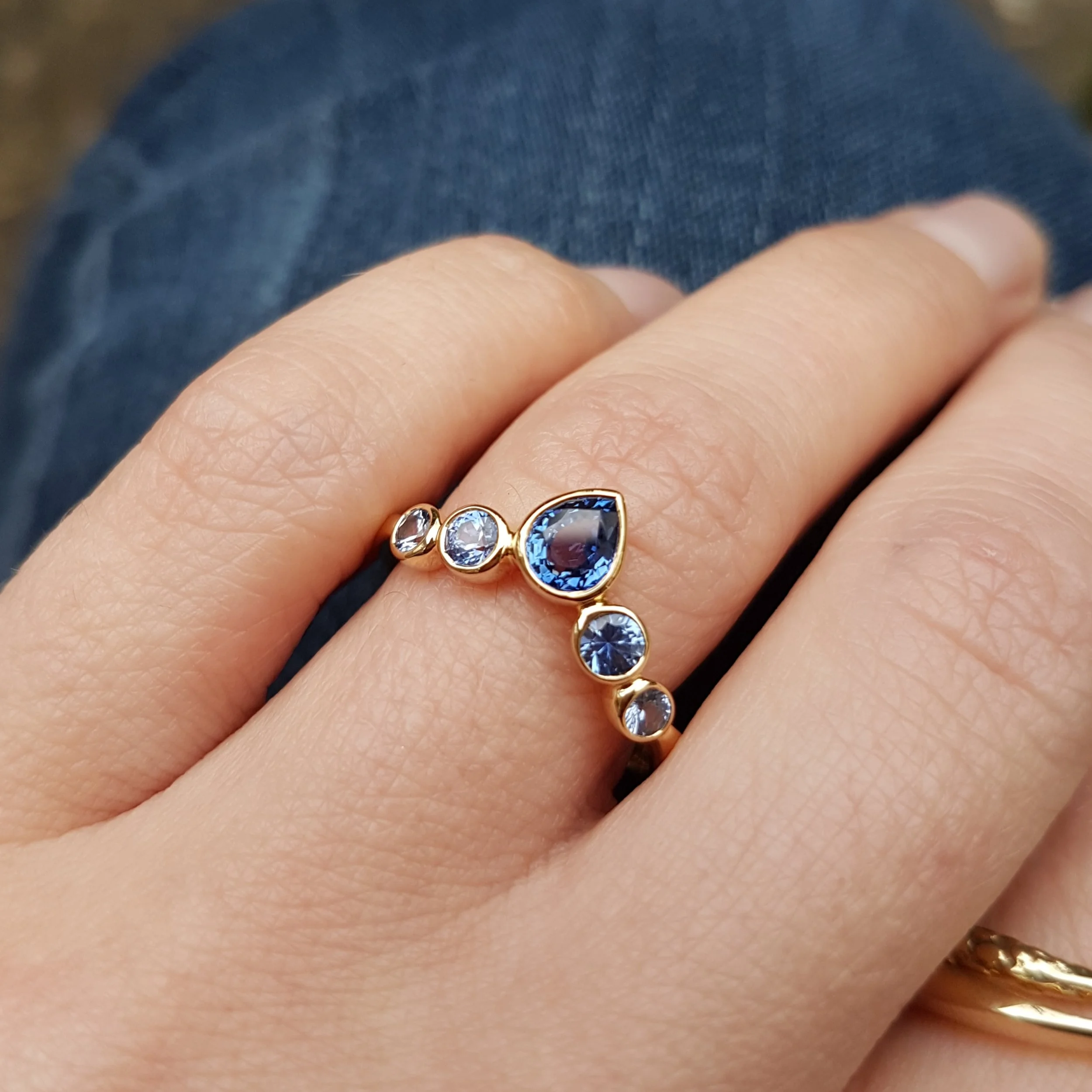 Sapphire wishbone