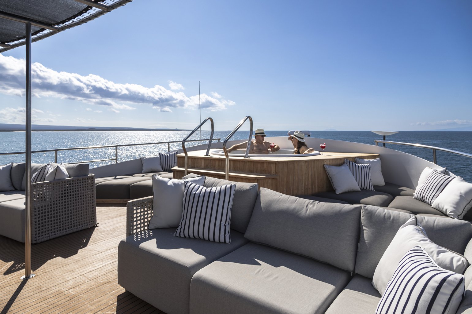 sundeck-jacuzzi.jpg