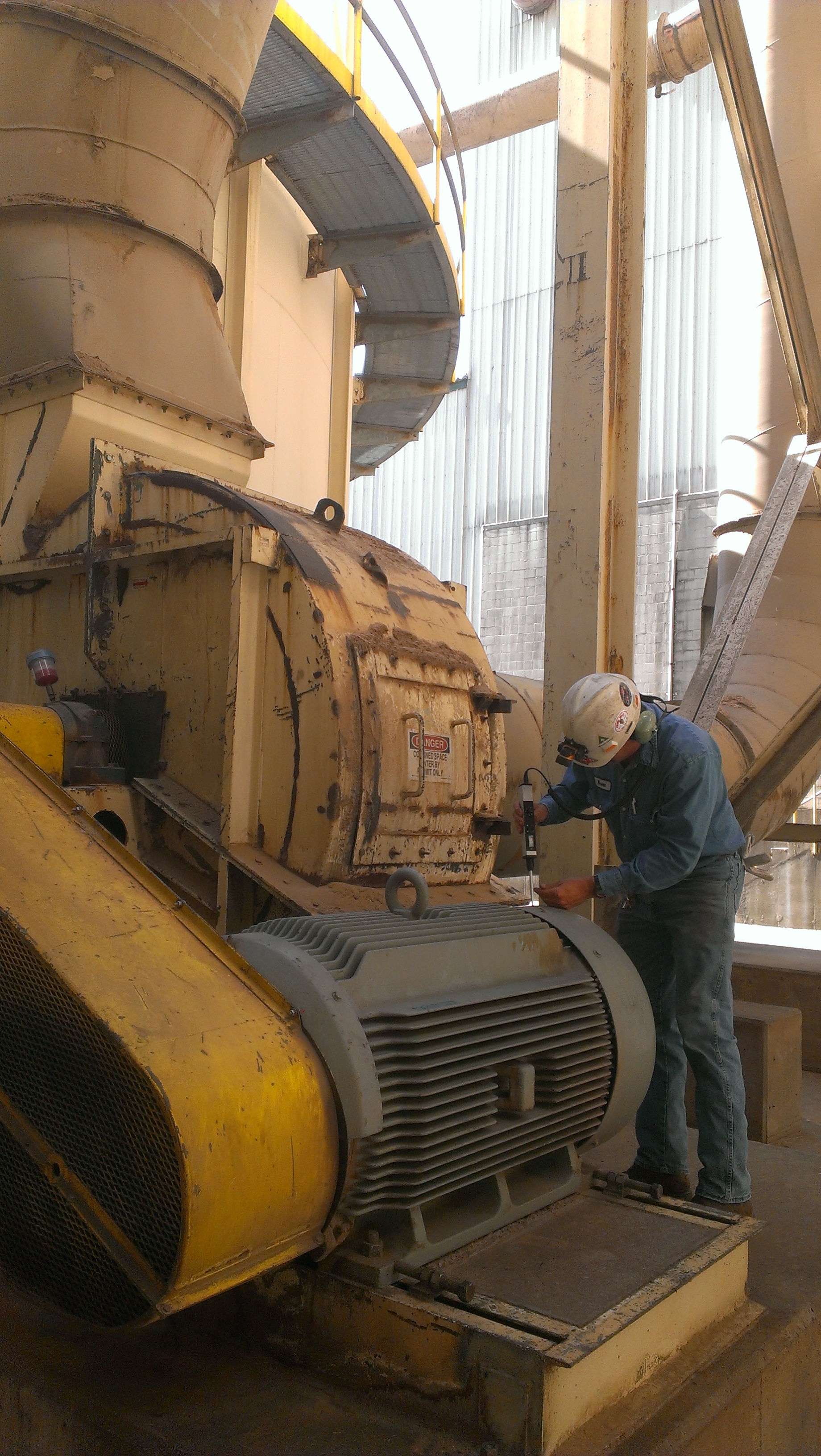 UL101 being used to diagnose motor bearings