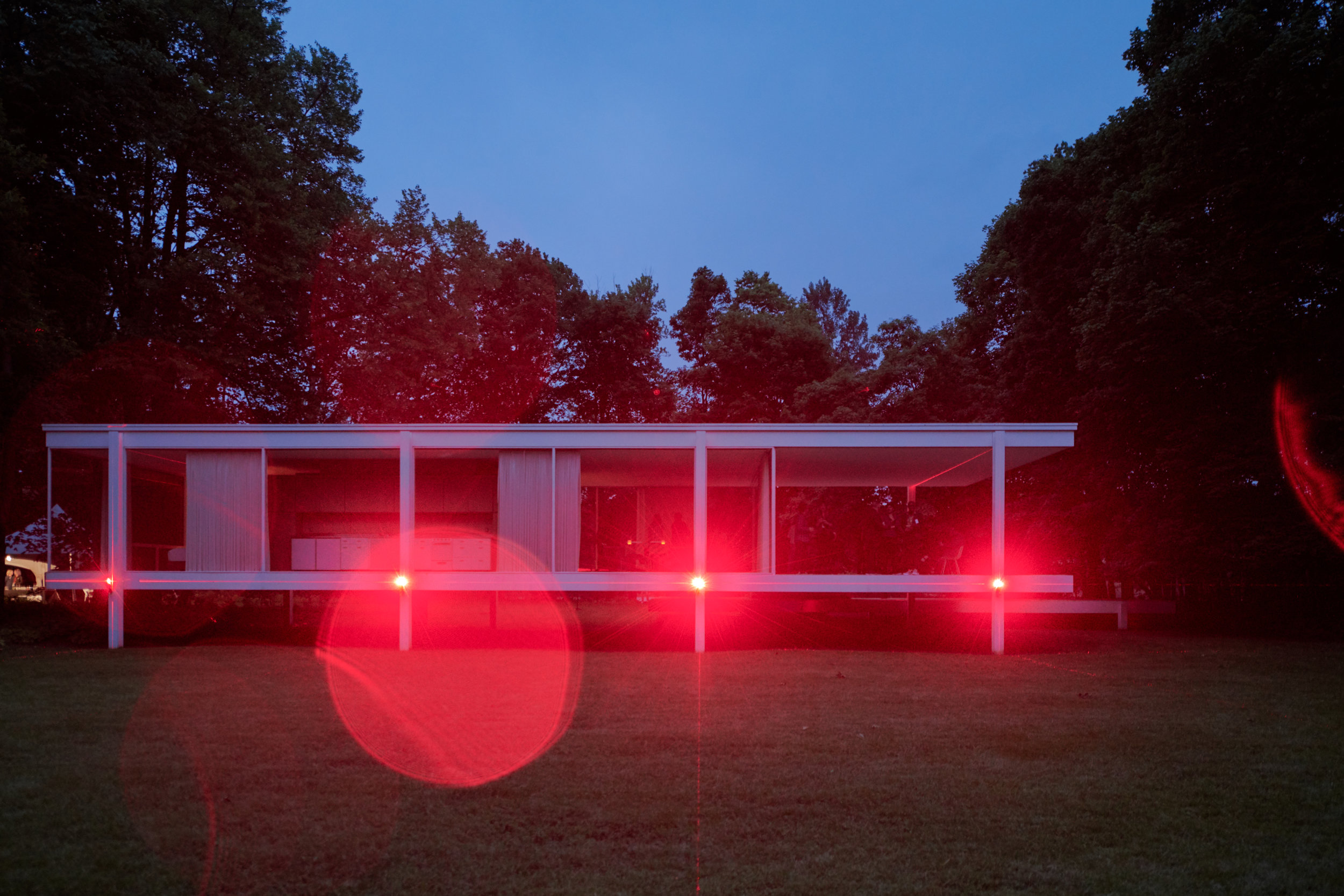  Architecture photography of  Luftwerk  and  Iker Gil’ s art installation at Mies van der Rohe’s  Farnsworth House  