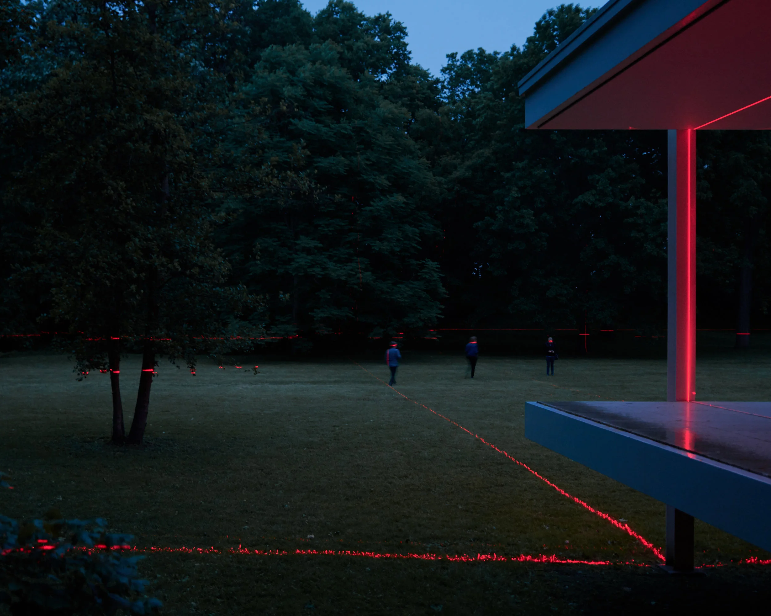 Architecture photography of Luftwerk art installation at Mies van der Rohe’s Farnsworth House