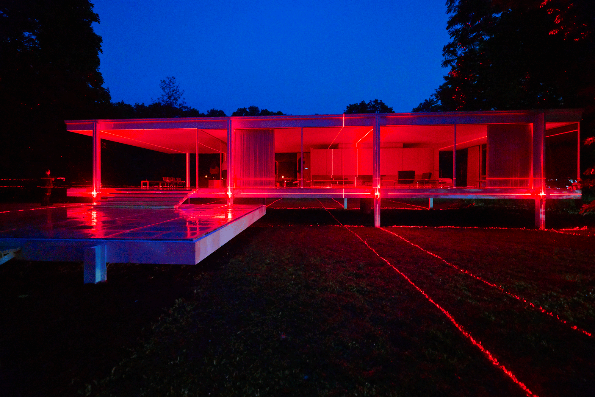 Architecture photography of Luftwerk art installation at Mies van der Rohe’s Farnsworth House