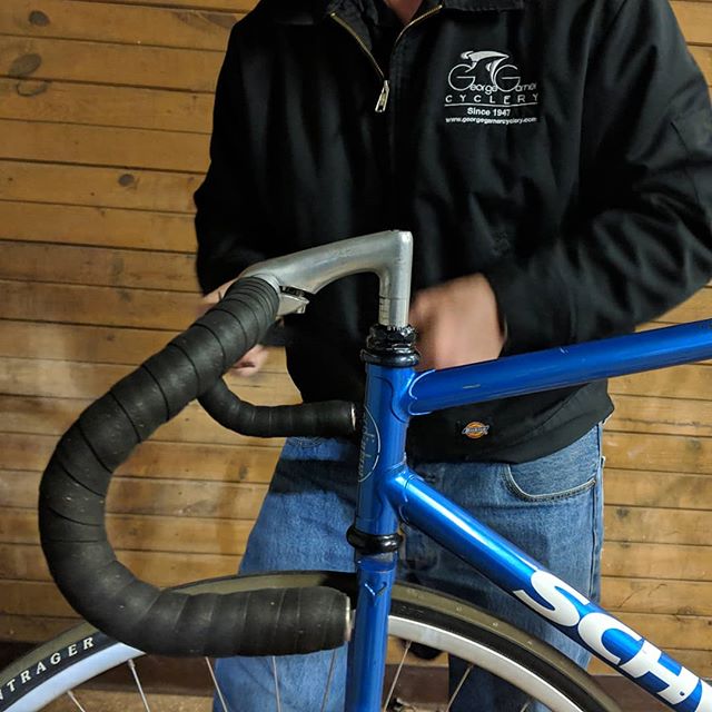 @ggcyclery keeping our FREE rental fleet maintained! These bikes are available for any of the NCC events!
.
.
.
#trackcycling #trackvibes #trackbike #schwinn #bikes