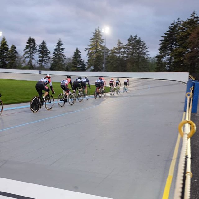 Scenes from opening night sponsored by @psimet and @enzoscycling ! Thanks to everyone for making it a great week! Join us saturday is our fundamentals track cycling 101 clinic!
.
.
.
#trackcycling #trackvibes #fixedgear #fixed #velodromes #bike #bikelife #cycling #thursdaynightlights #psimet
.
.📸@theroderick