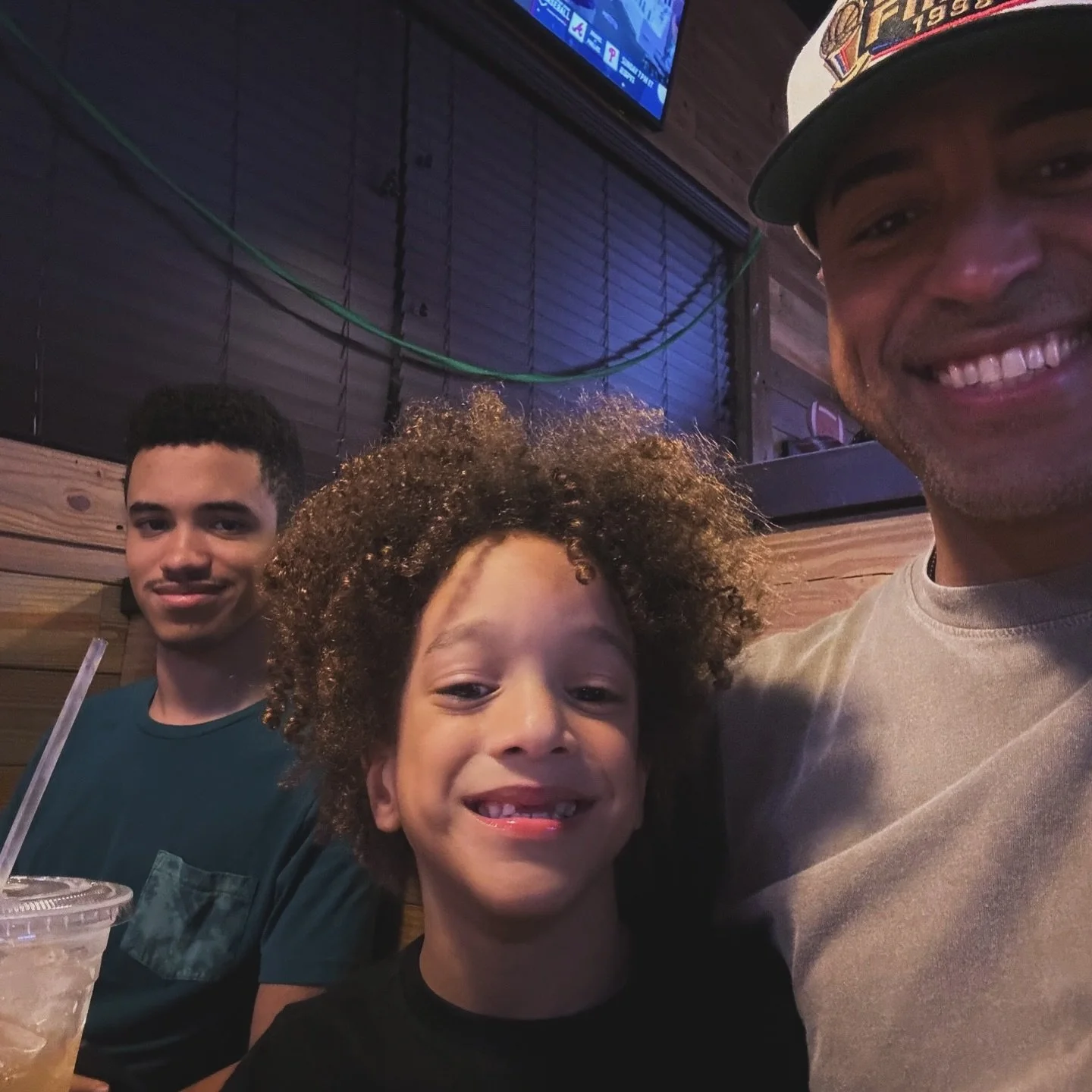 Reuni&oacute;n familiar. 🧑🏽&zwj;🦱👨🏽&zwj;🦱👴🏾