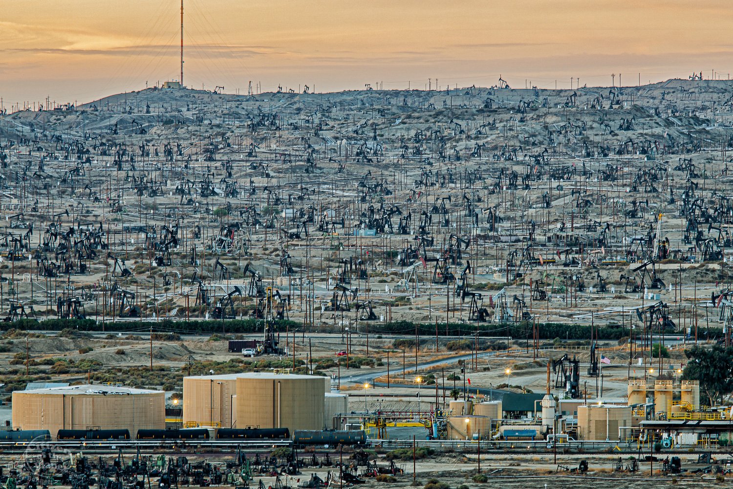  Kern River Oil Field in Bakersfield, is the third largest oil field in California and is the  densest operational oil development in the state, with over 9,000 oil wells in an area just under 11 acres, Bakersfield, Kern County 
