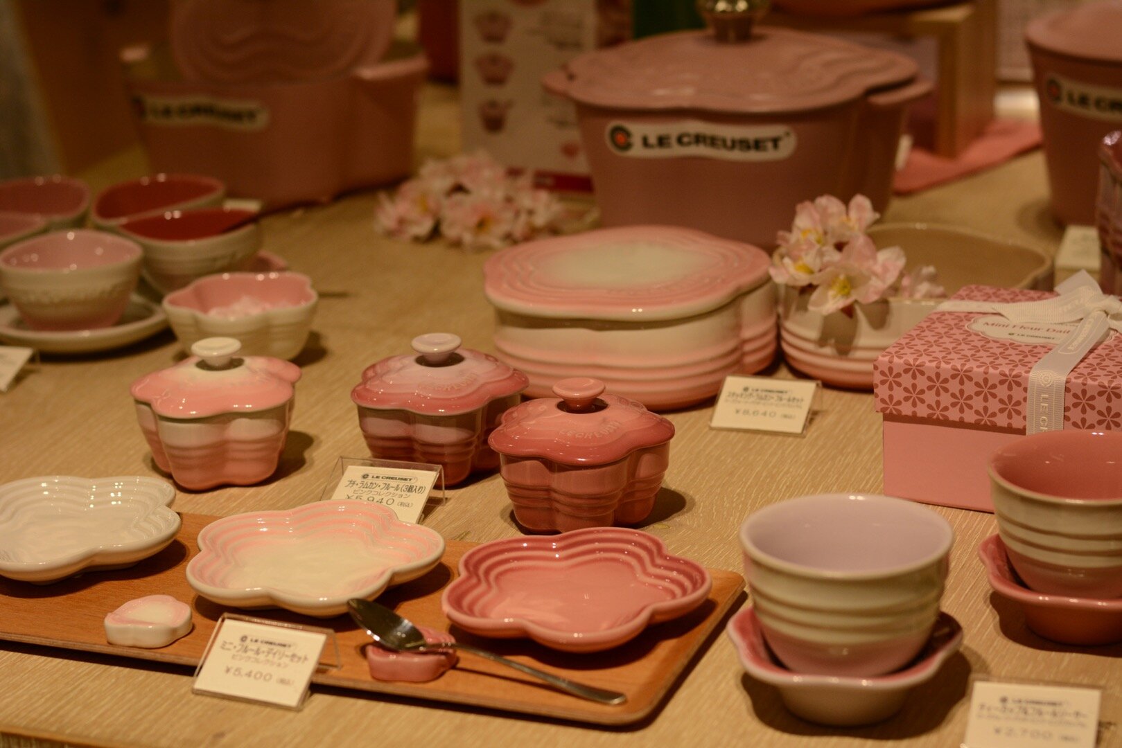  Sakura-themed merchandise sold in sakura viewing seasons. 