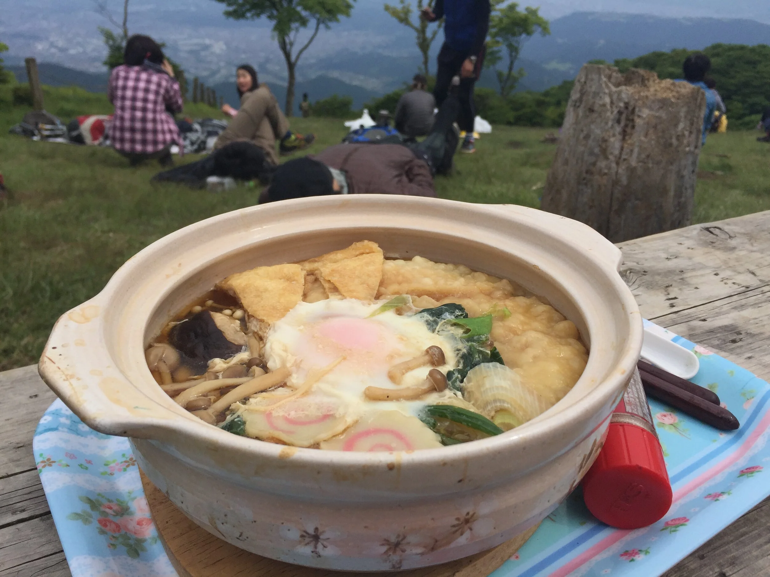  Another interesting hiking experience was going up Nabewariyama (鍋割山). The mountain got its name for the Nabeyaki-Udon  (鍋焼きうどん stone pot noodles) that’s by a lodge at the top of the mountain. Yes, it was an udon hike, I didn’t recall the scenery bu