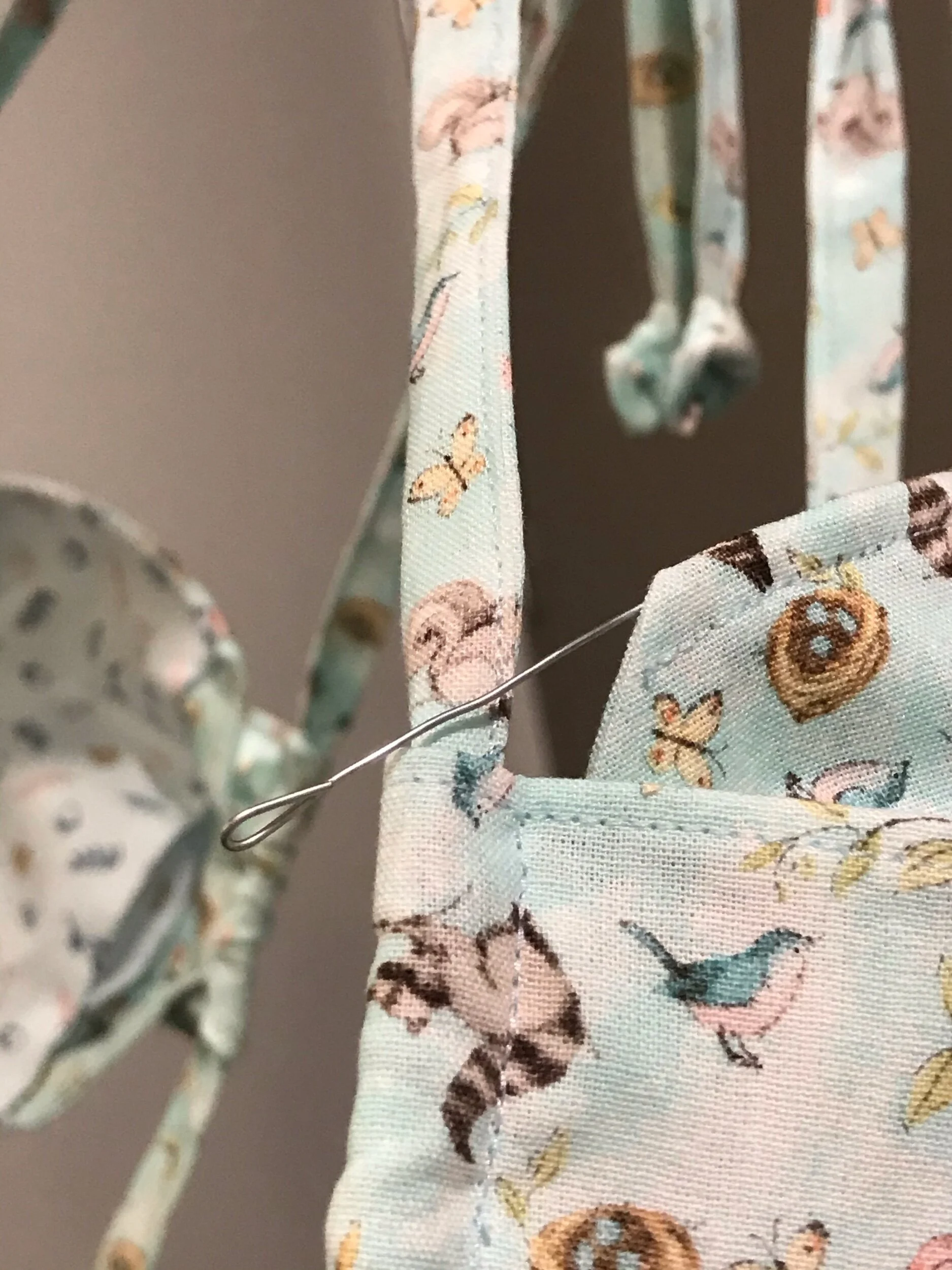  Removable nose strip. 