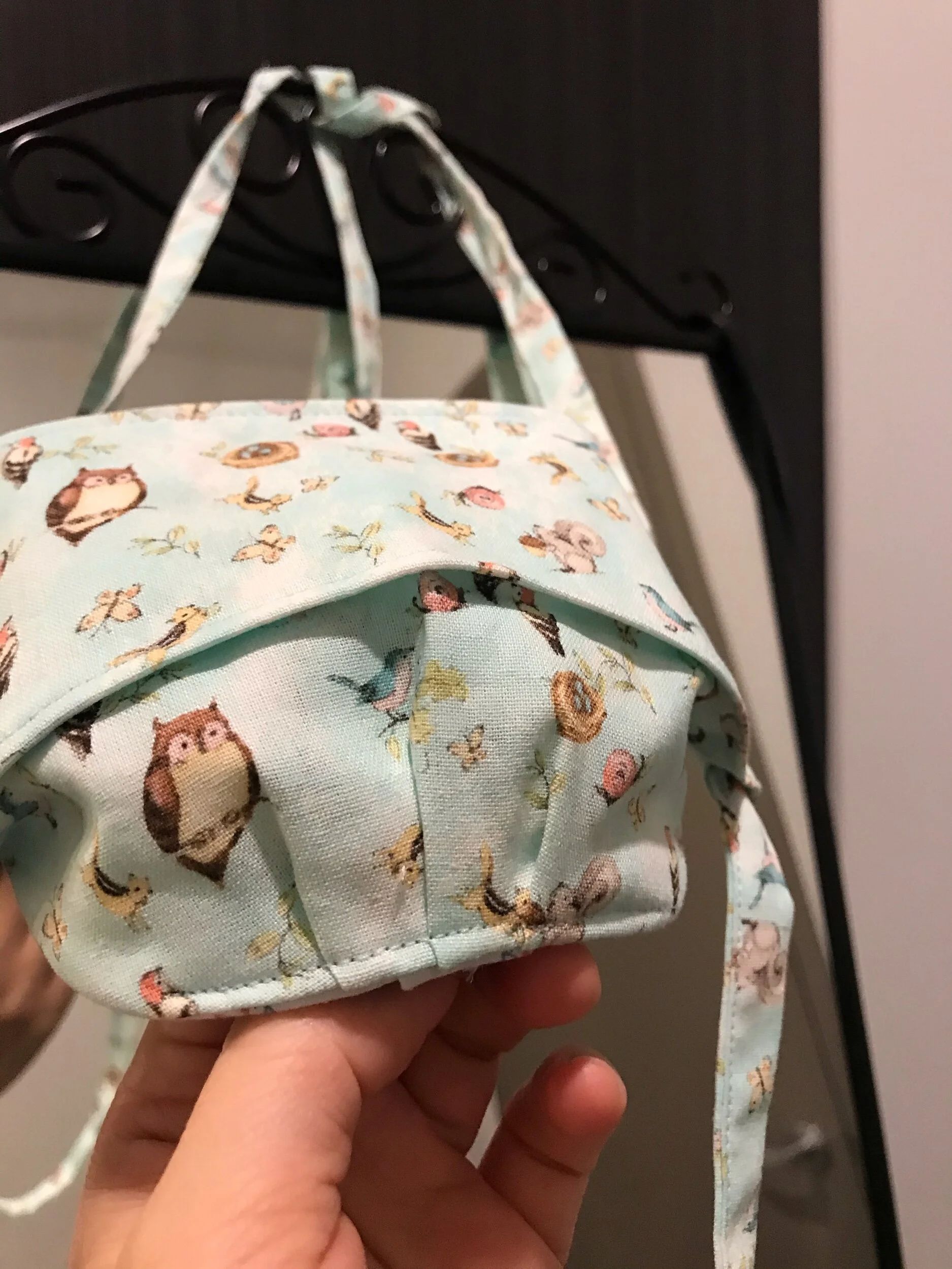  Pleats at the bottom for a better fit around the chin. 