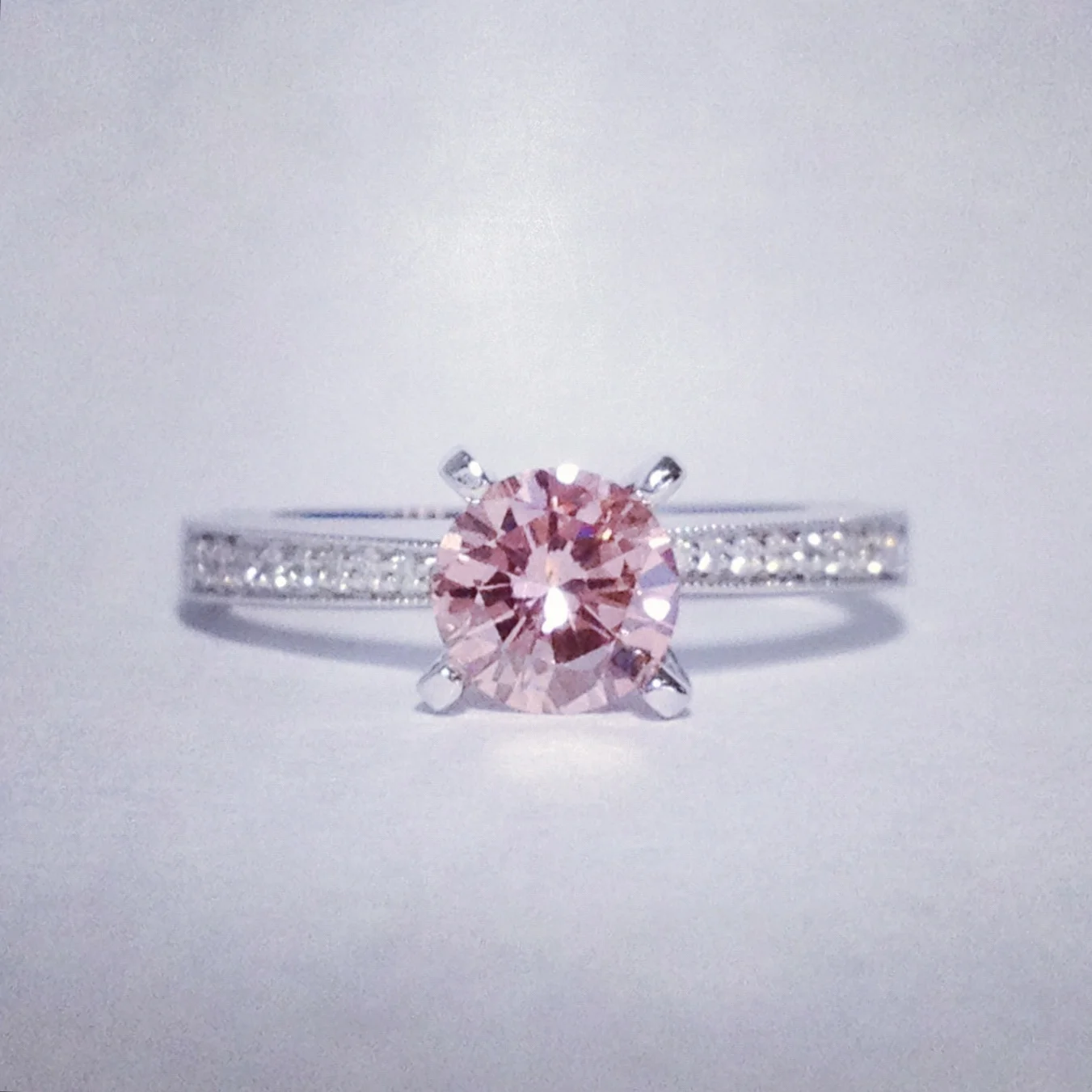  Vintage-like, diamond ring in 14k w.g. with round brilliant cut,&nbsp;pink diamond&nbsp;center.&nbsp; 